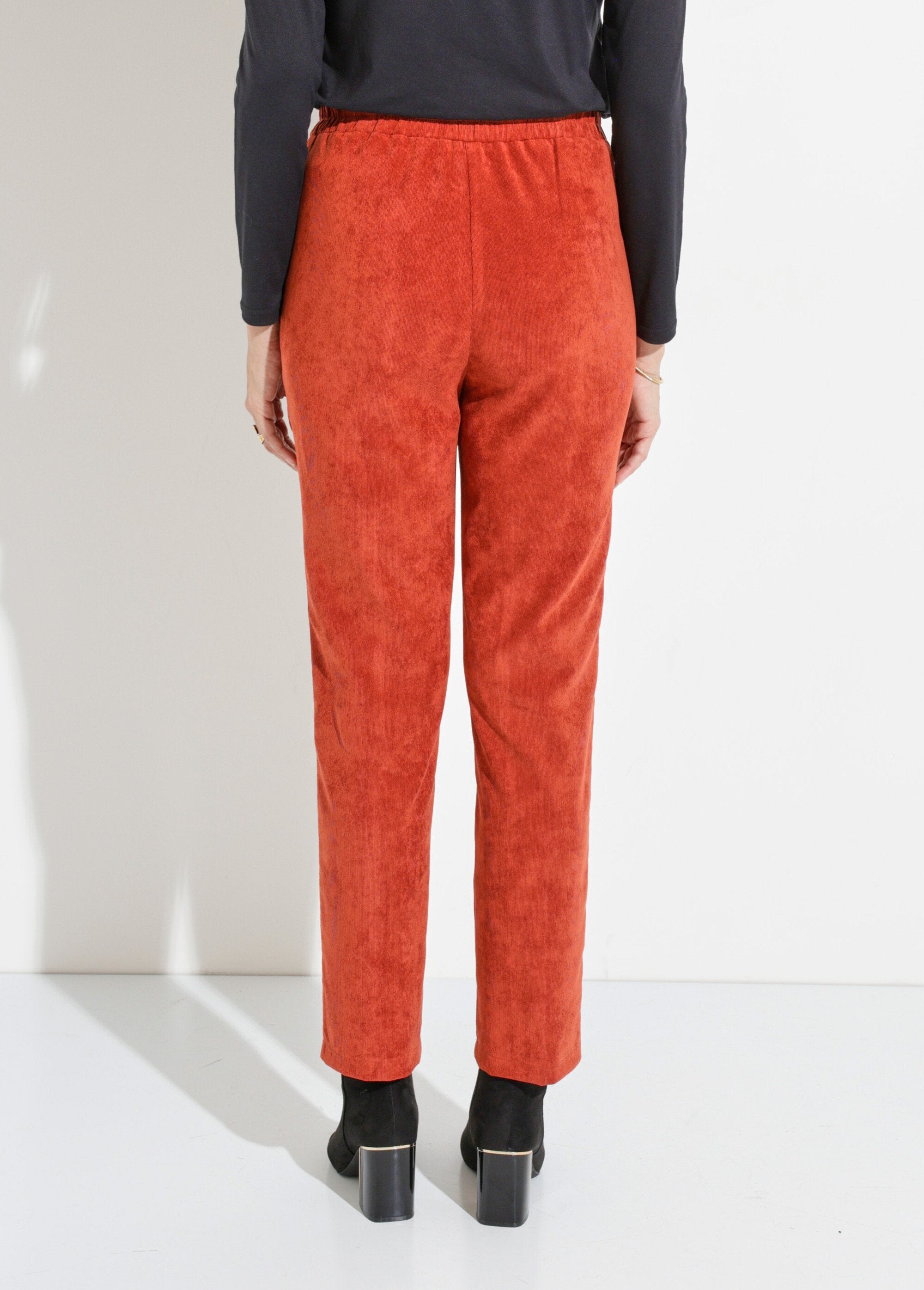 Rechte_broek_met_elastische_tailleband_in_milleraies_fluweel_Epice_DO1_slim