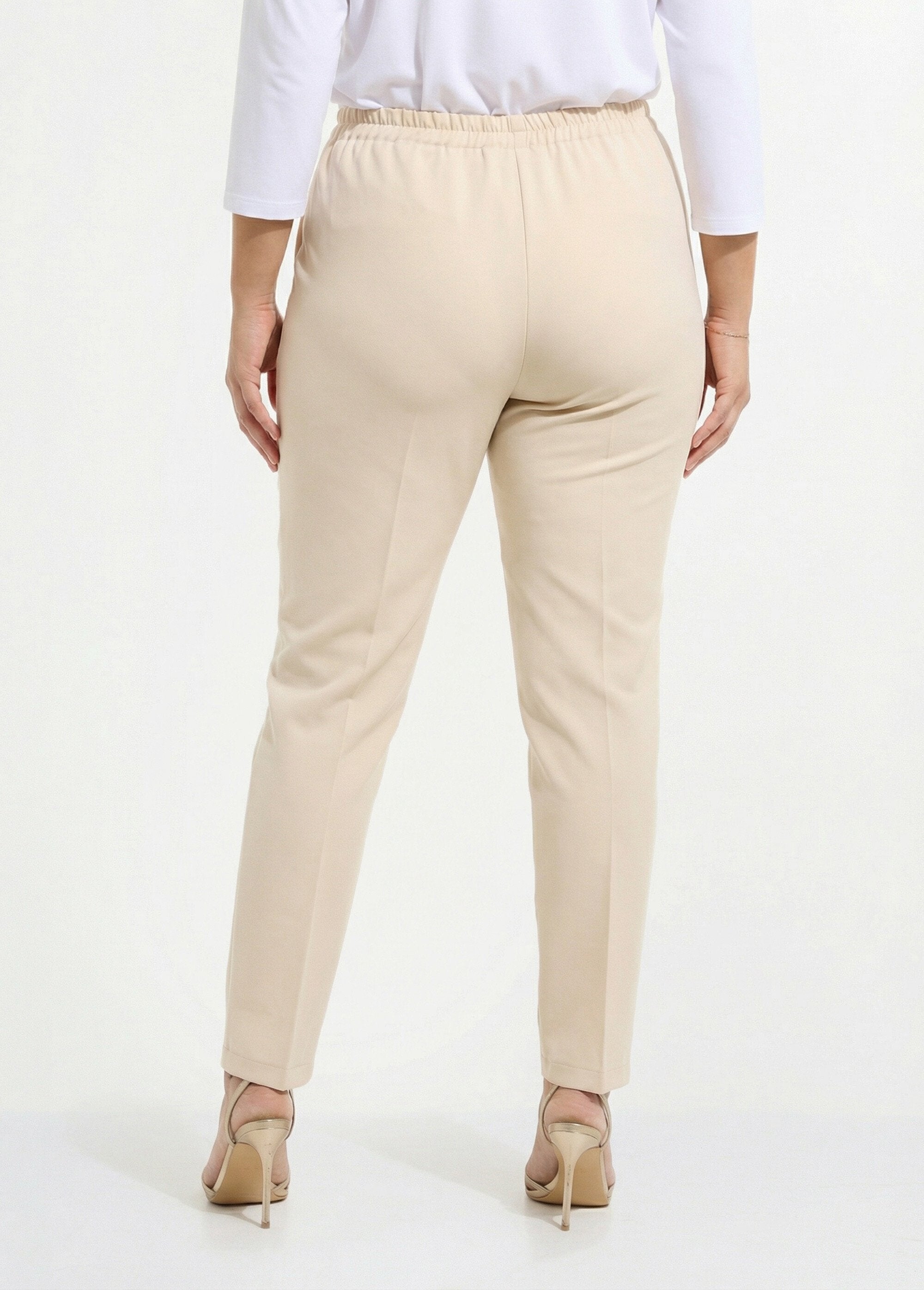 Rechte_broek_met_semi-elastische_tailleband_Zand_DO1_curvy
