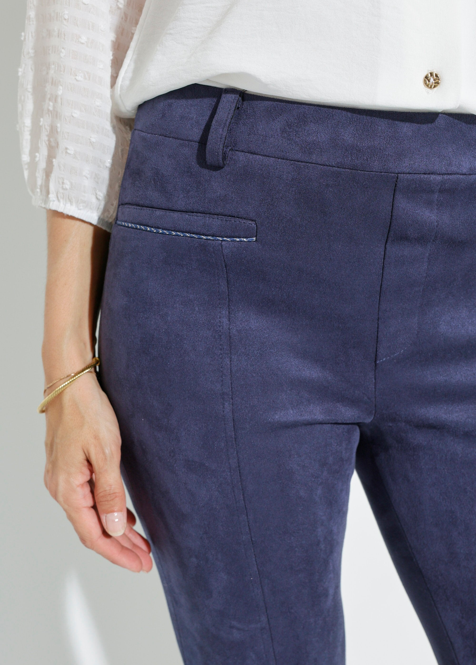 Rechte_broek_van_suède_met_elastische_tailleband_en_plat_buikje_Marine_DE1_slim