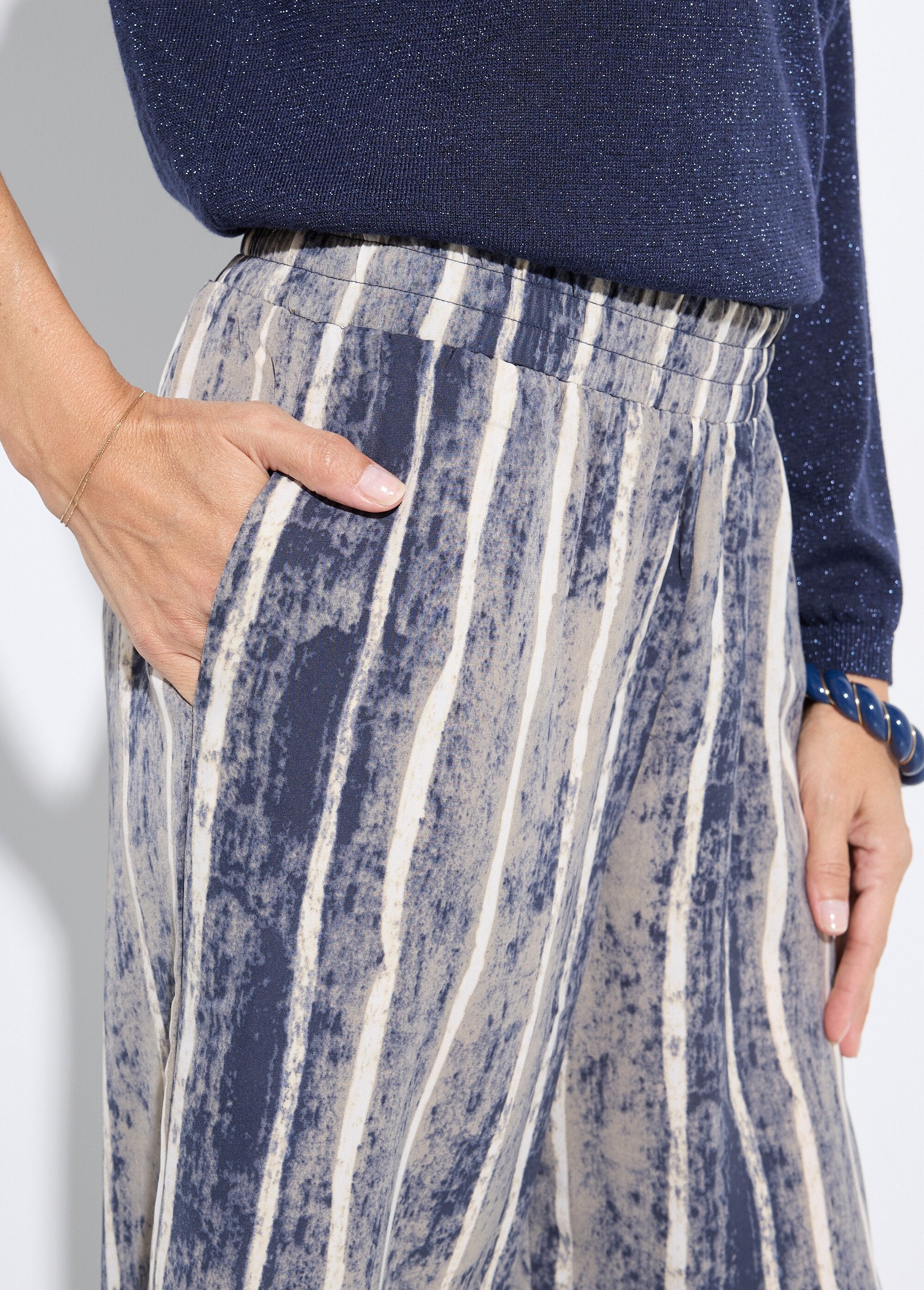 Soepele_elastische_broek,_gestreepte_print_Gris_et_ecru_DE1_slim