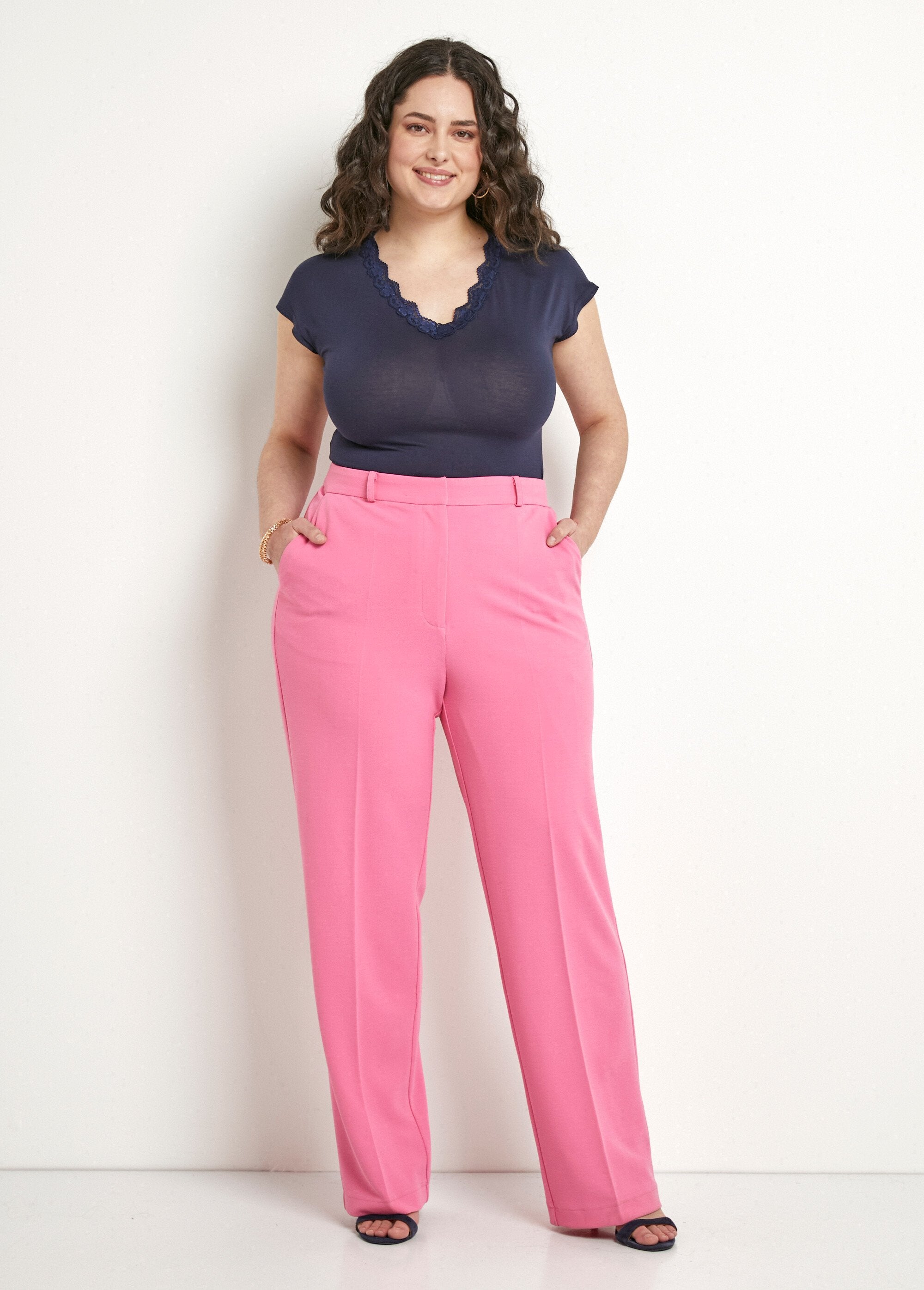 Vloeiende_broek_met_wijde_pijpen_Rose_SF1_curvy
