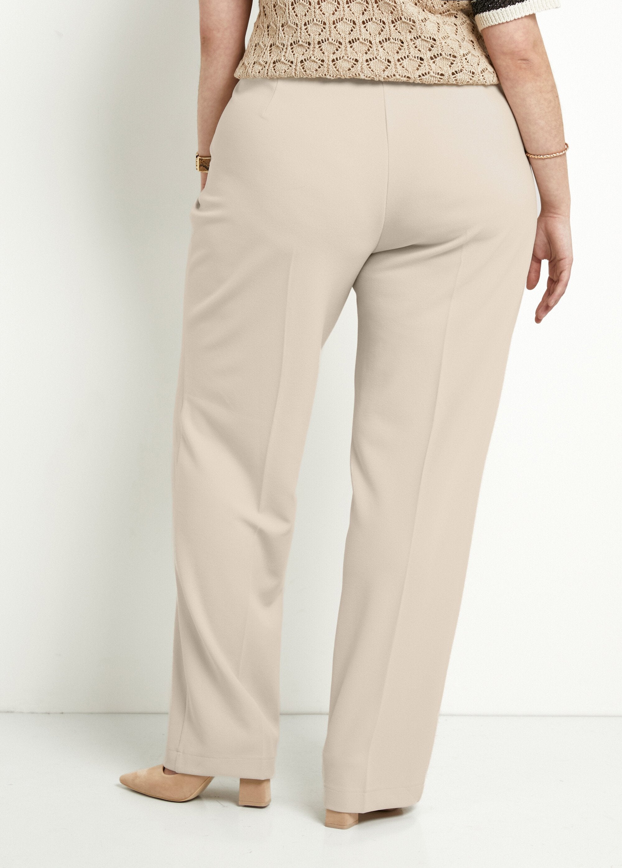 Vloeiende_broek_met_wijde_pijpen_Beige_DO1_curvy