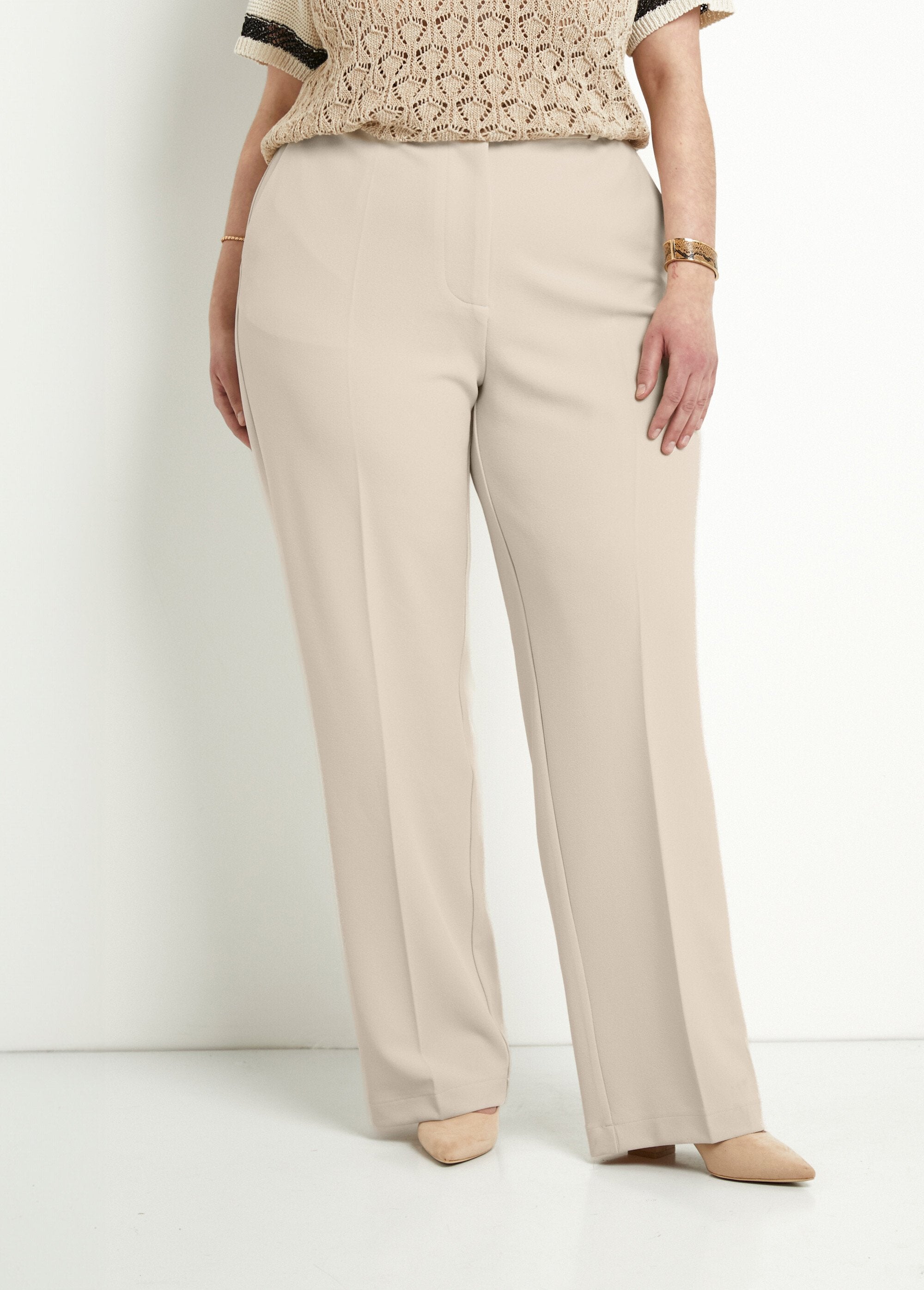 Vloeiende_broek_met_wijde_pijpen_Beige_FA1_curvy