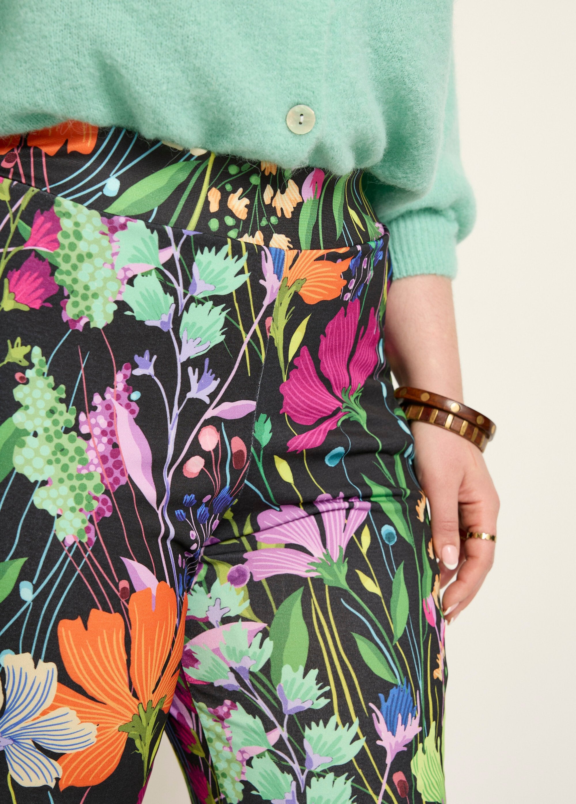 Soepele_stretchbroek_met_poëtisch_bloemendessin_Imprime_fond_noir_DE1_curvy