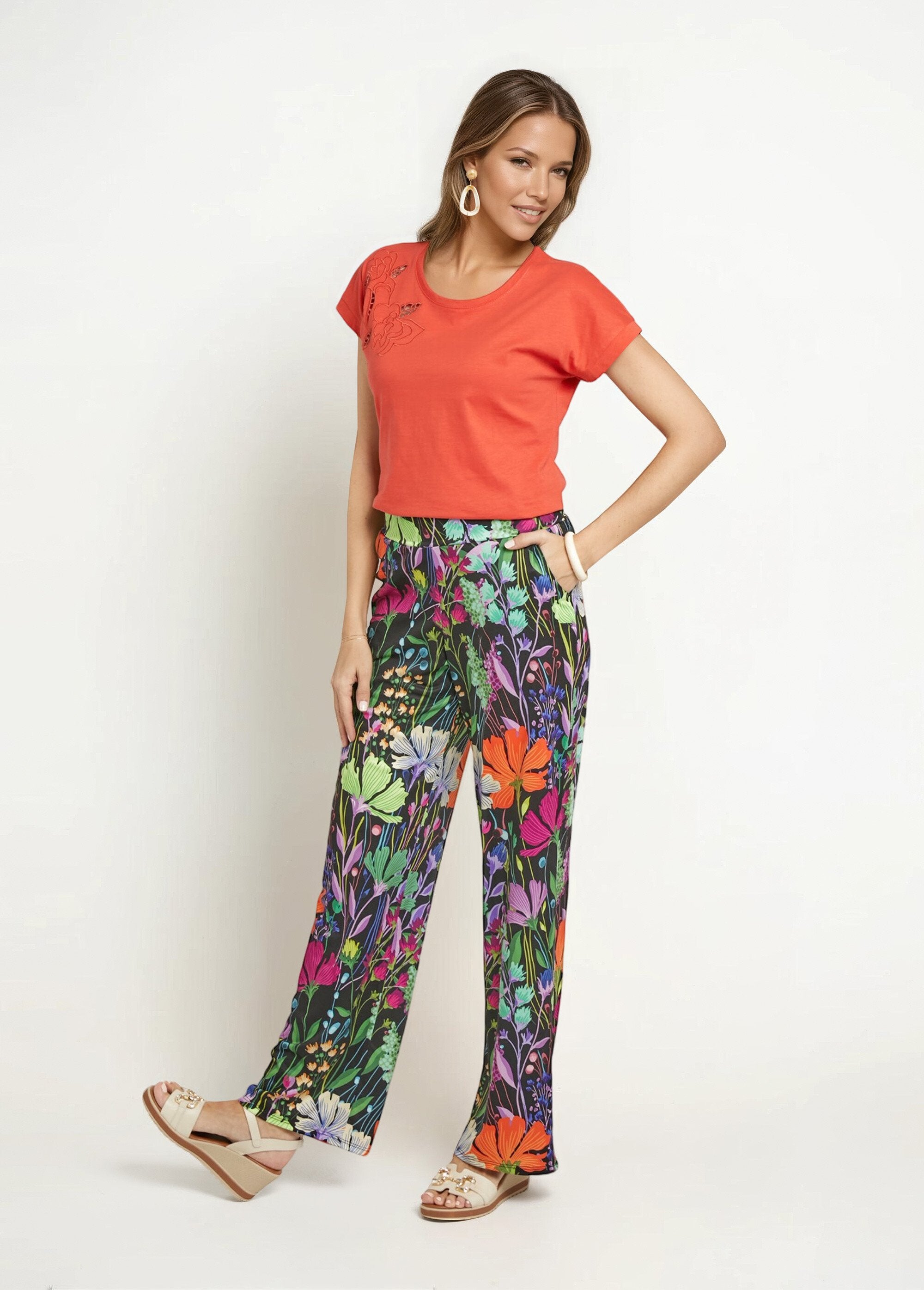 Soepele_stretchbroek_met_poëtisch_bloemendessin_Imprime_fond_noir_SF1_slim