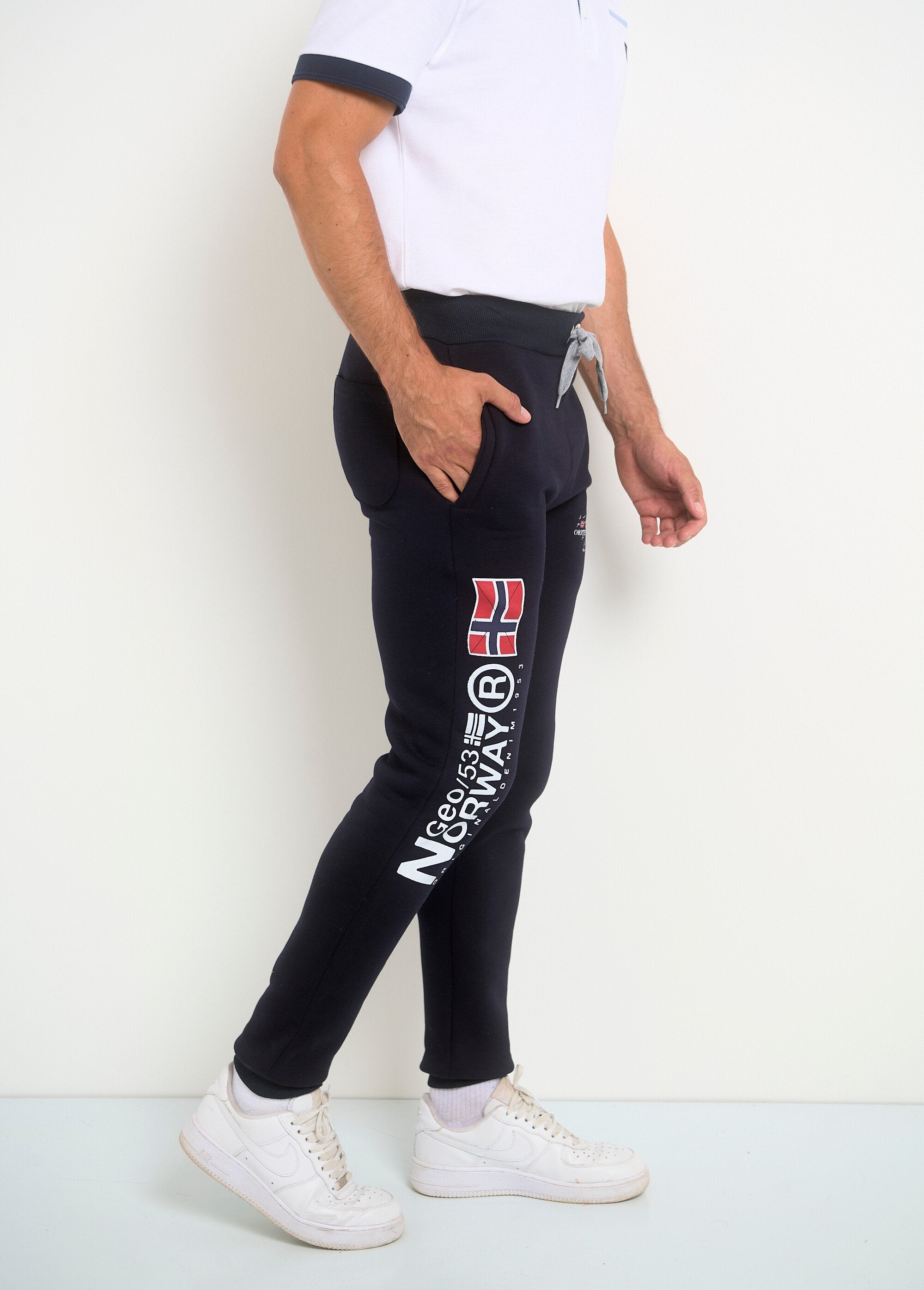 Joggingbroek_met_strakke_pijpen_en_broekspijpen_Marine_DR1_slim