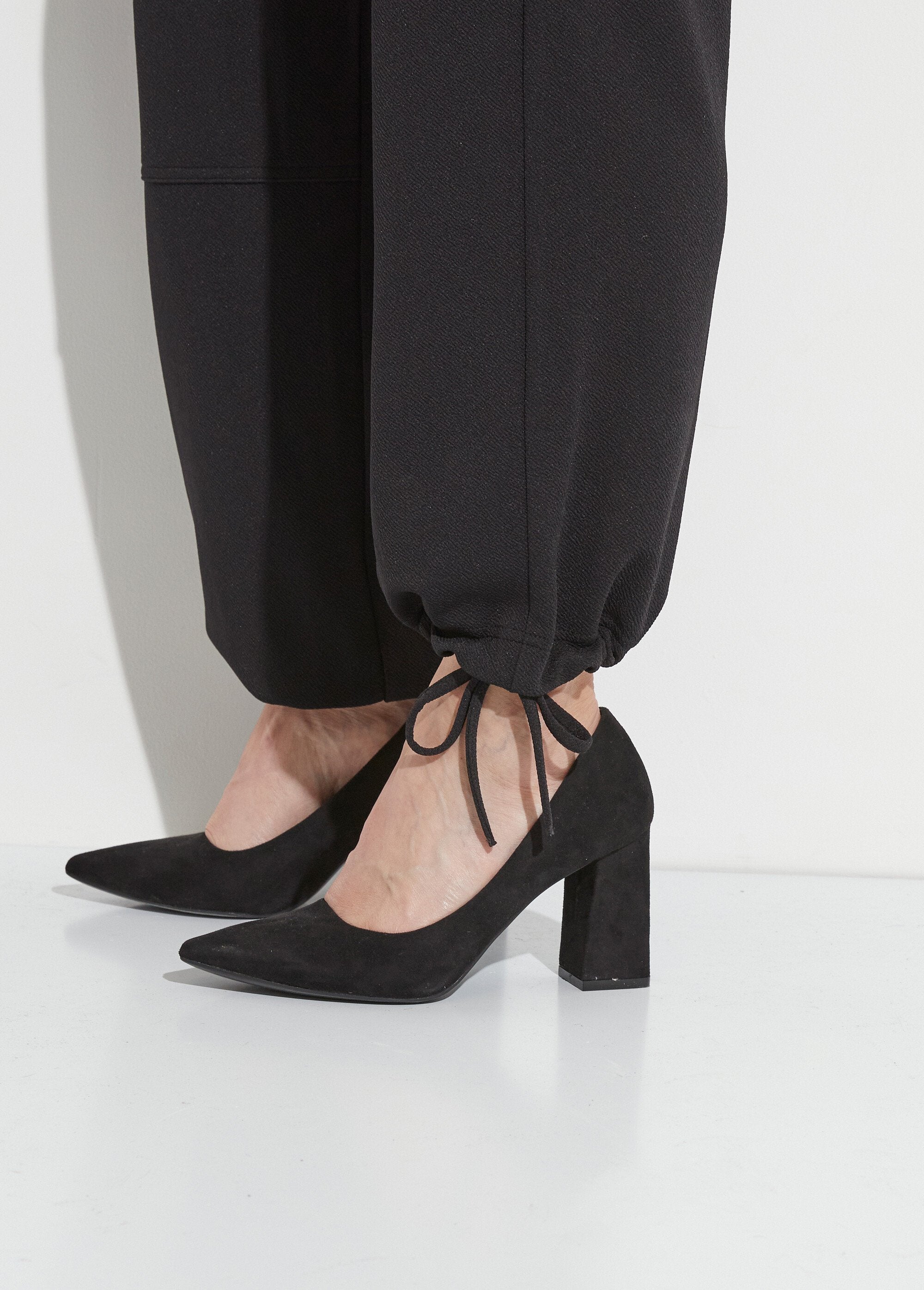 Broek_met_wijde_pijpen_en_elastische_tailleband_in_effen_crêpe_breisel_Noir_DE2_slim