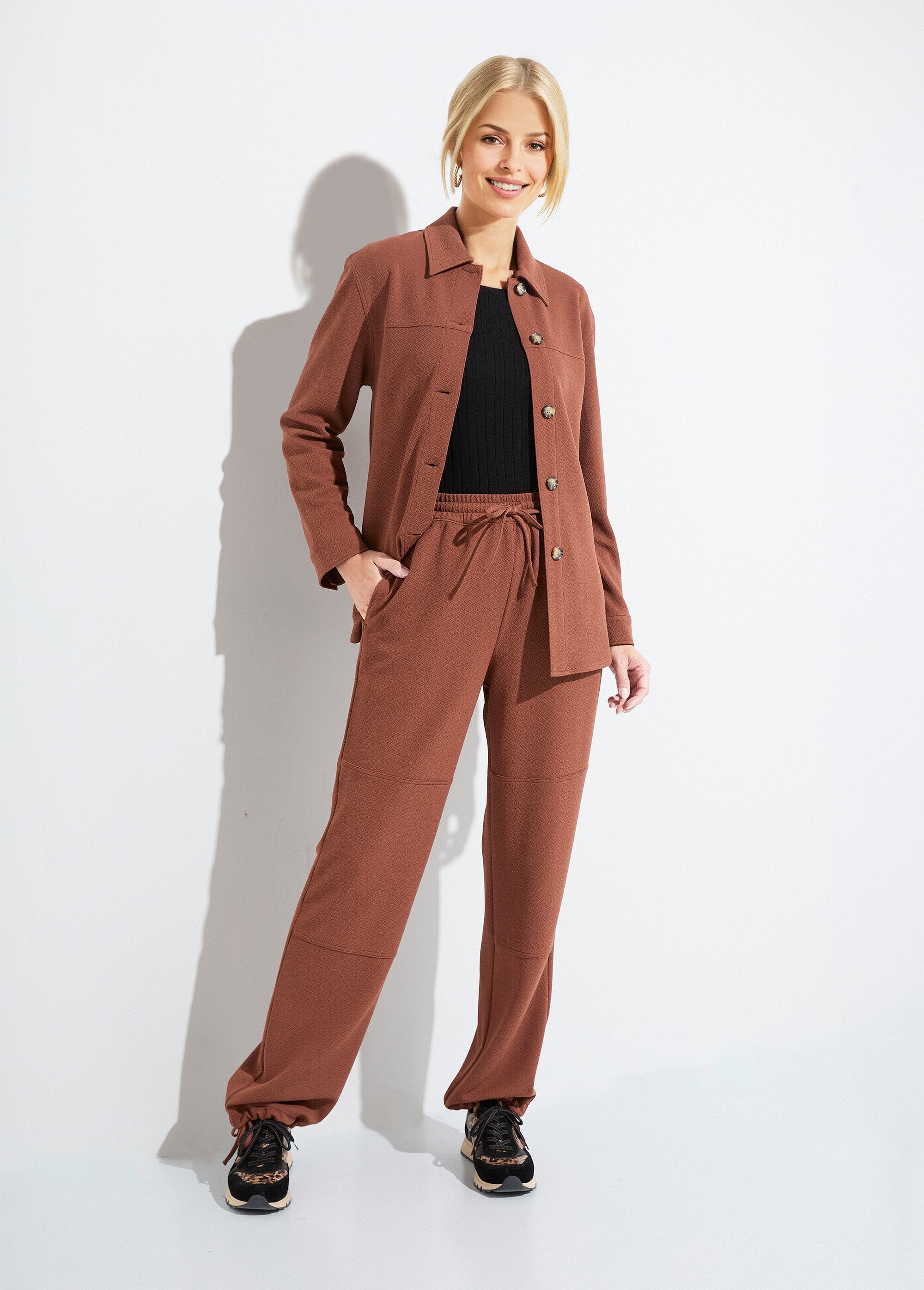 Broek_met_wijde_pijpen_en_elastische_tailleband_in_effen_crêpe_breisel_Marron_SF1_slim