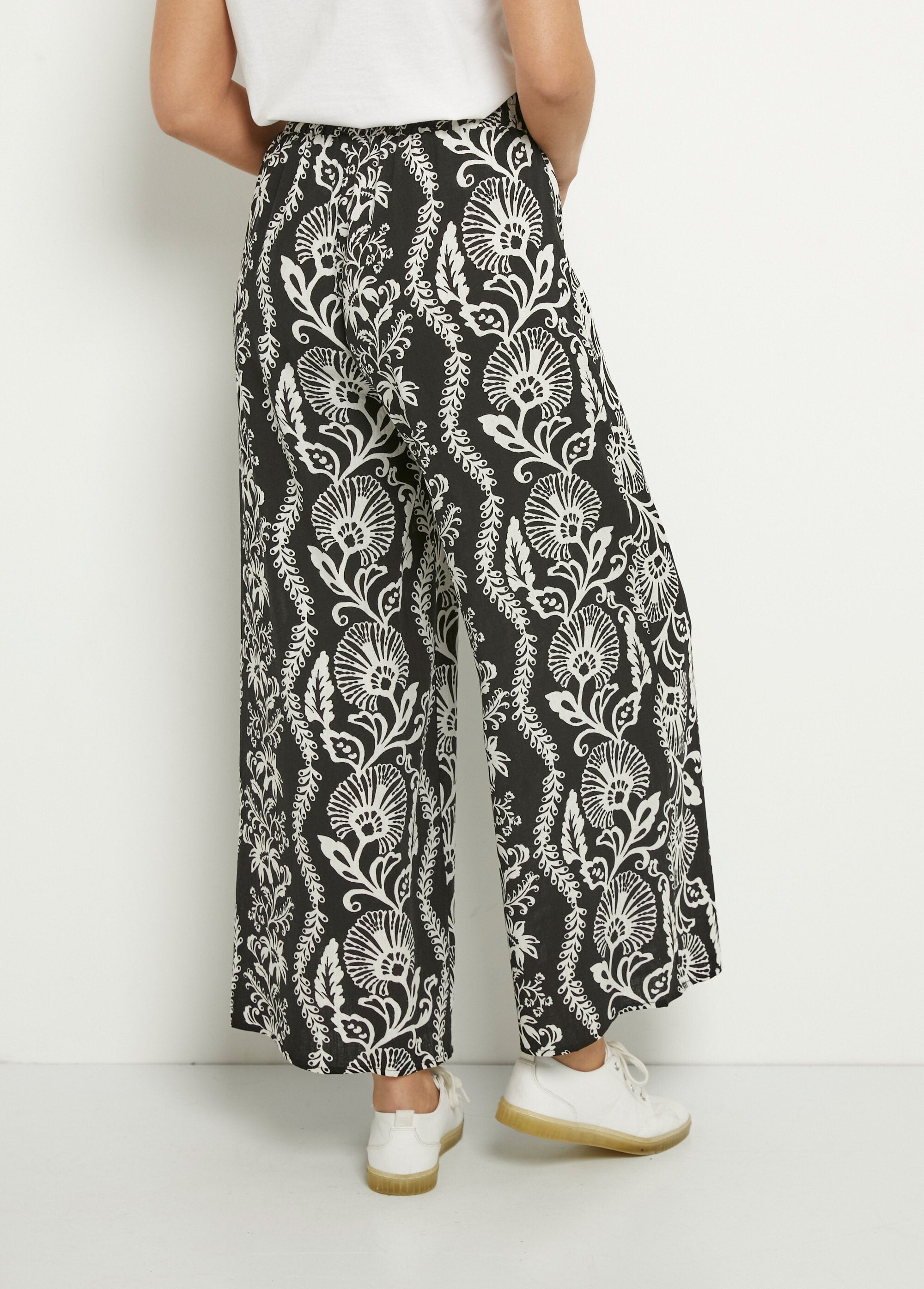 Broek_met_wijde_pijpen_en_bladprint_Noir_et_ecru_DO1_slim