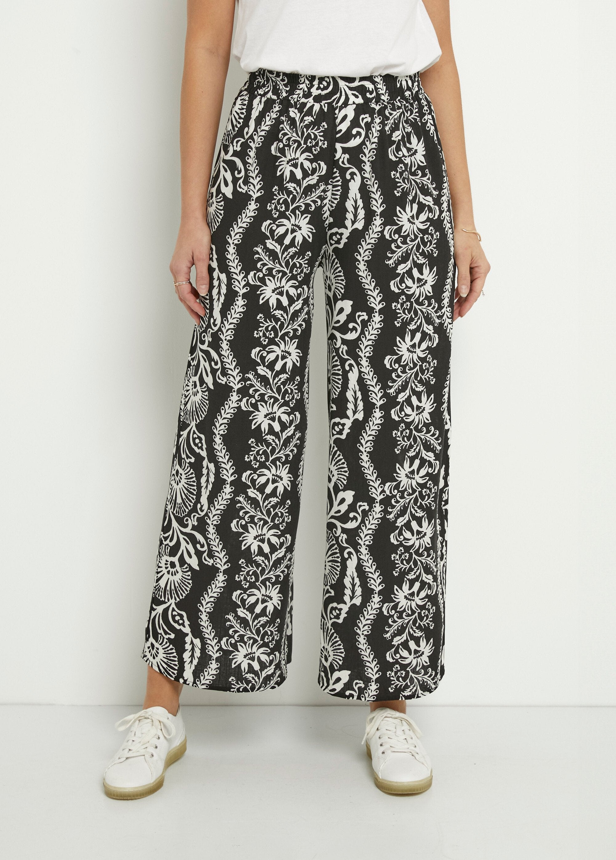 Broek_met_wijde_pijpen_en_bladprint_Noir_et_ecru_FA1_slim
