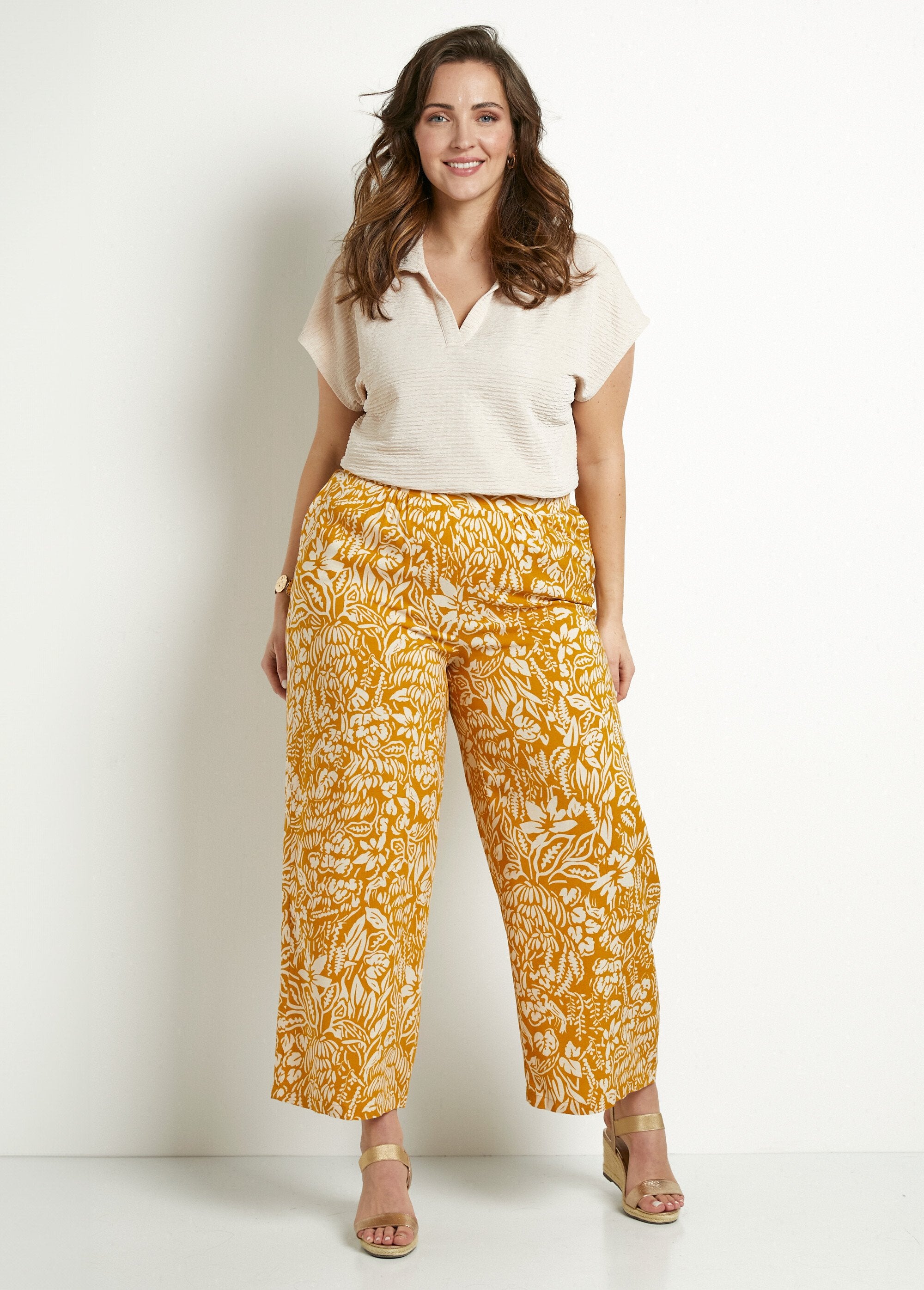 Broek_met_wijde_pijpen_en_elastische_tailleband_in_bloemen-_of_effen_dessin_Jaune_et_ecru_SF1_curvy