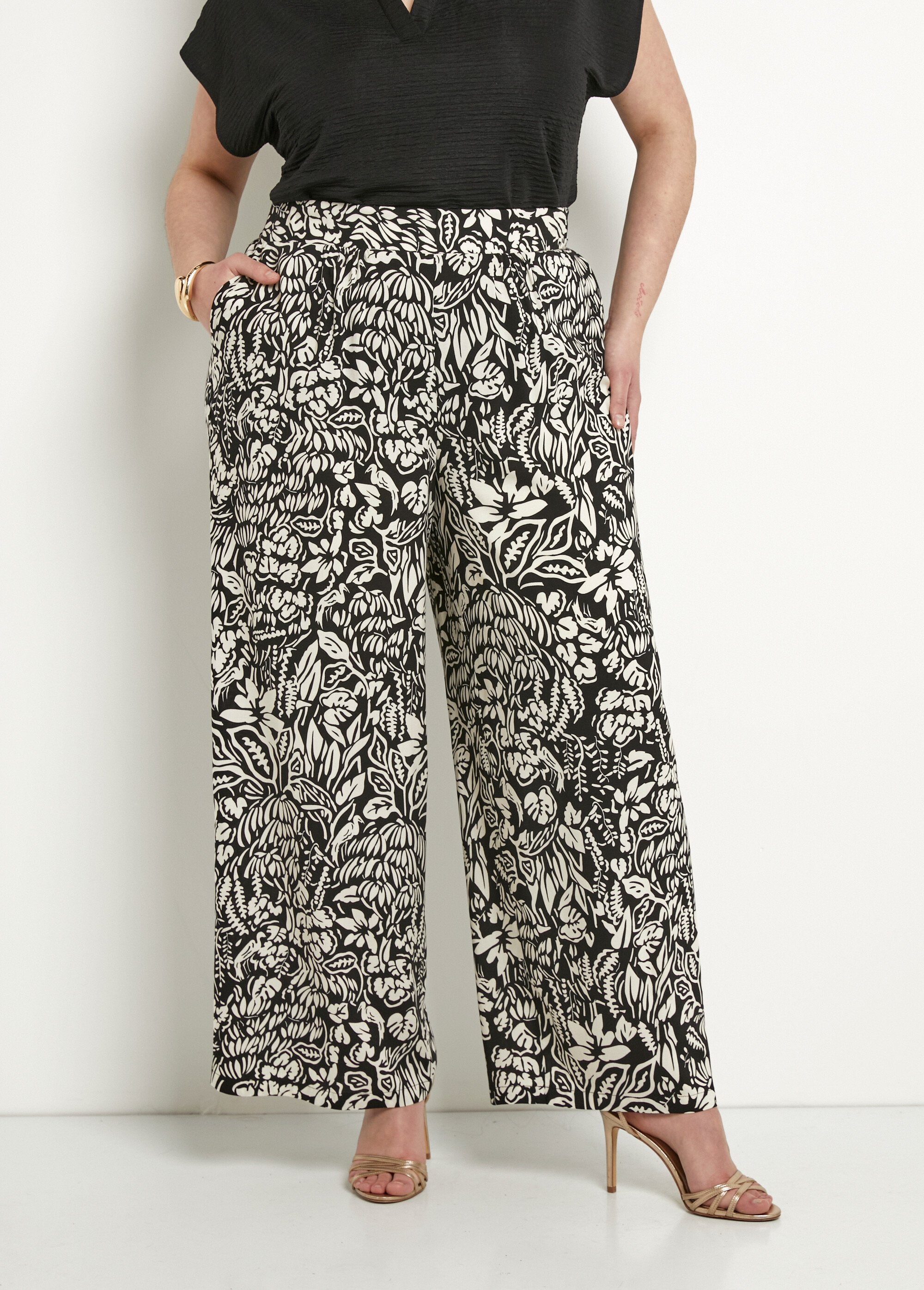Broek_met_wijde_pijpen_en_elastische_tailleband_in_bloemen-_of_effen_dessin_Noir_et_ecru_FA1_curvy