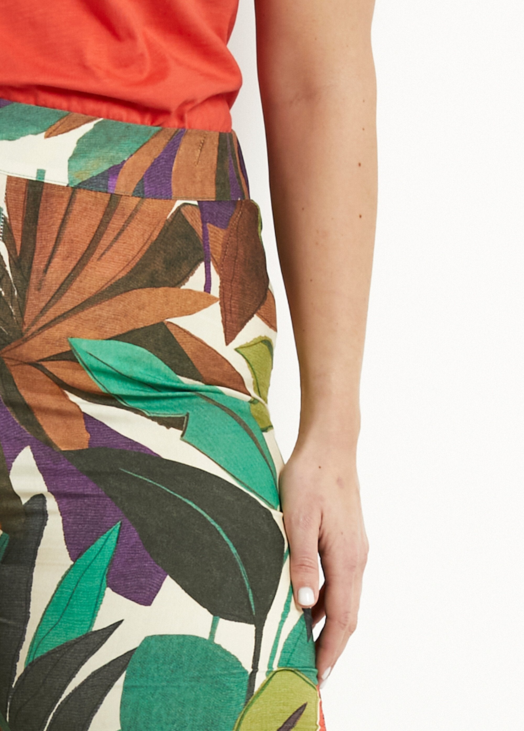 Broek_met_wijde_pijpen_en_bedrukte_elastische_tailleband_Multicolore_DE1_curvy