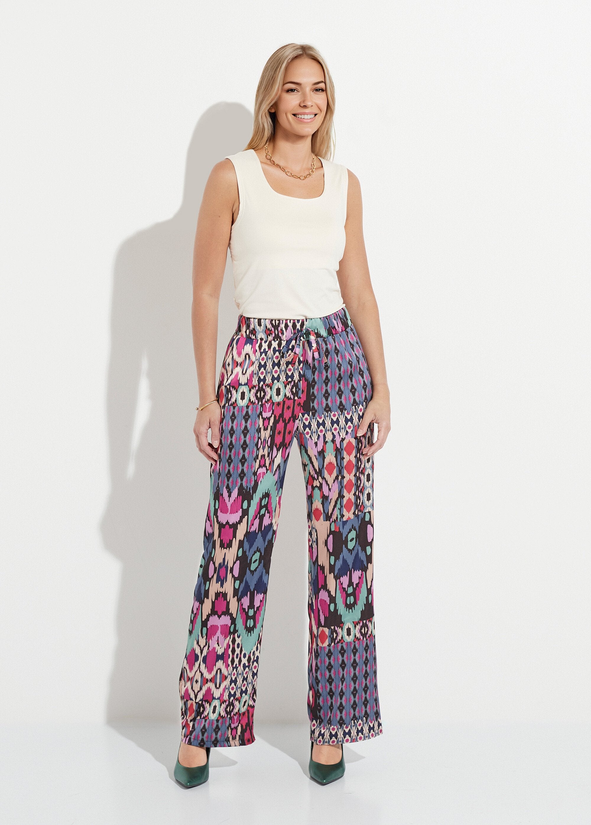 Broek_met_wijde_pijpen_en_elastische_tailleband_in_bedrukt_satijn_Multicolore_SF1_slim