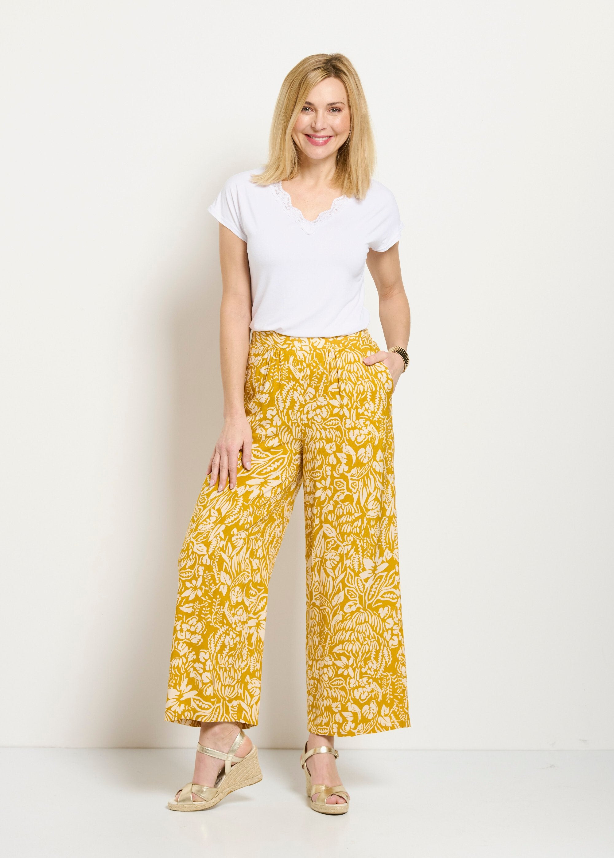 Broek_met_wijde_pijpen_en_elastische_tailleband_in_bloemen-_of_effen_dessin_Jaune_et_ecru_SF1_slim
