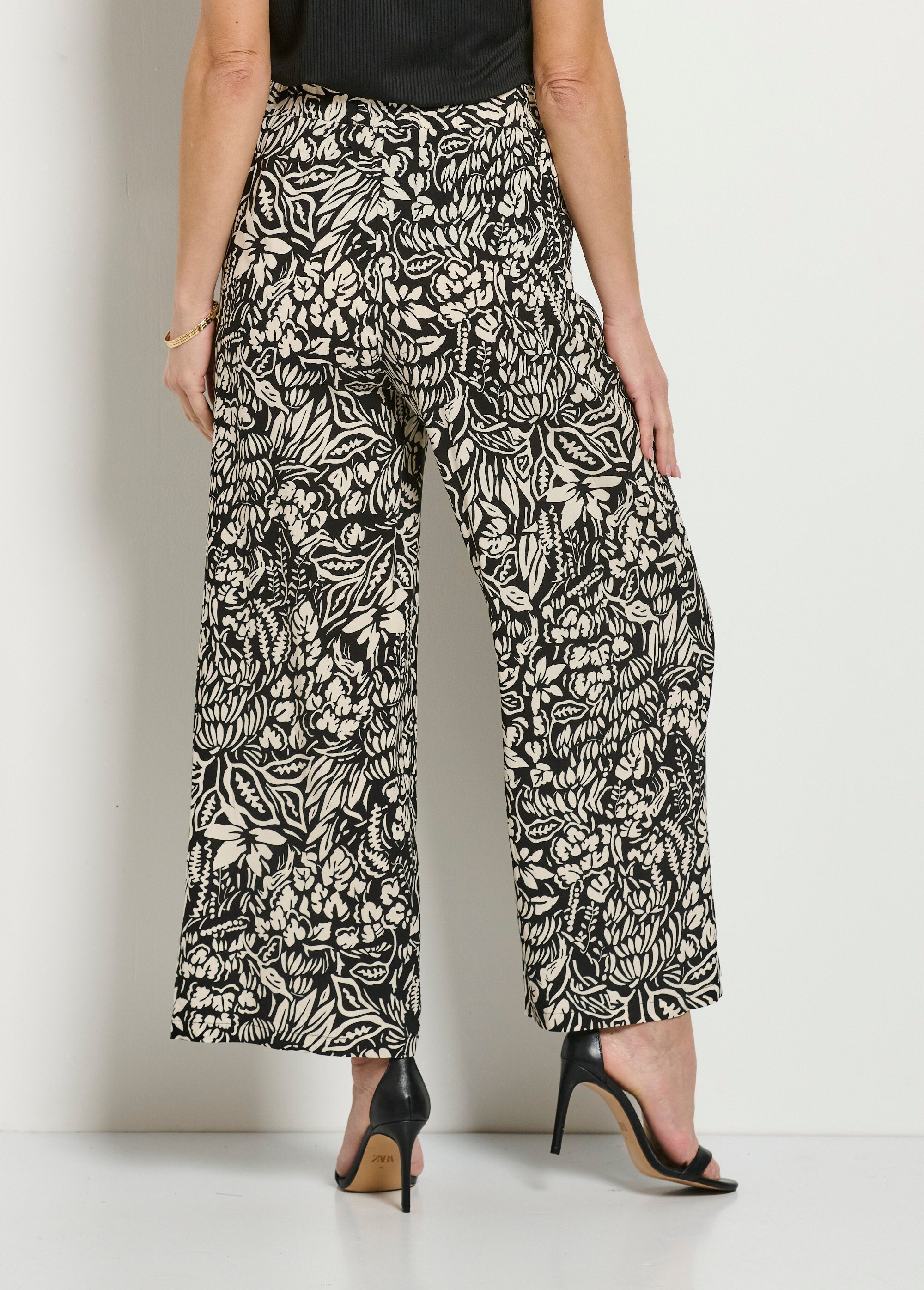 Broek_met_wijde_pijpen_en_elastische_tailleband_in_bloemen-_of_effen_dessin_Noir_et_ecru_DO1_slim