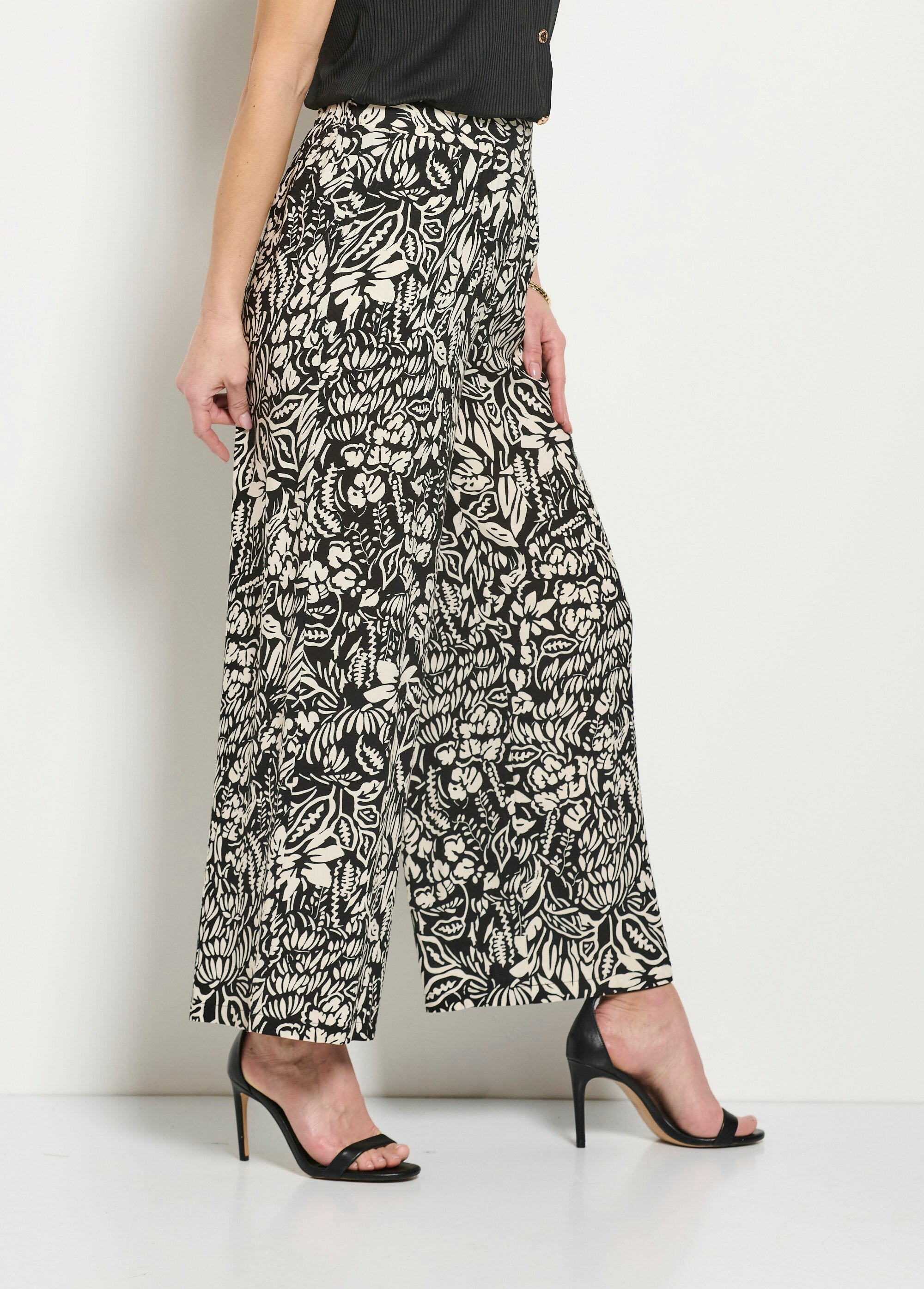Broek_met_wijde_pijpen_en_elastische_tailleband_in_bloemen-_of_effen_dessin_Noir_et_ecru_DR1_slim