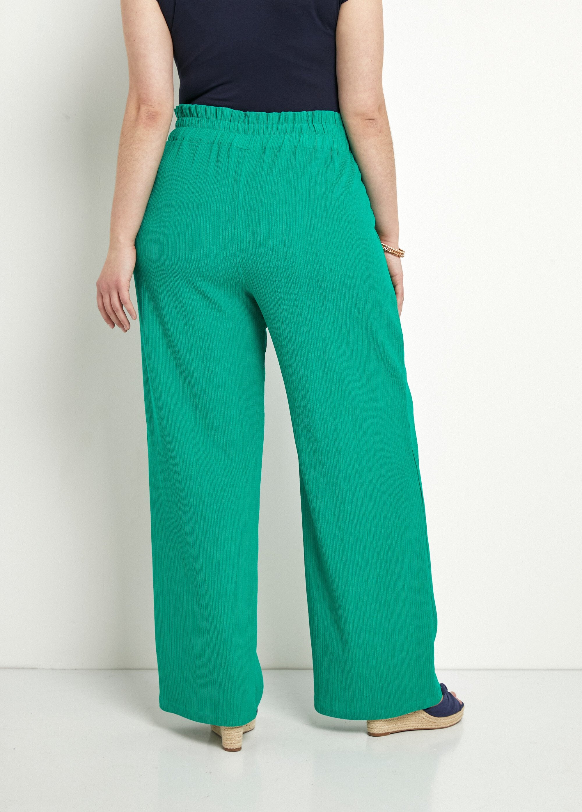 Groene_broek_met_wijde_pijpen_en_elastische_tailleband_in_reliëfbreisel_Vert_DO1_curvy