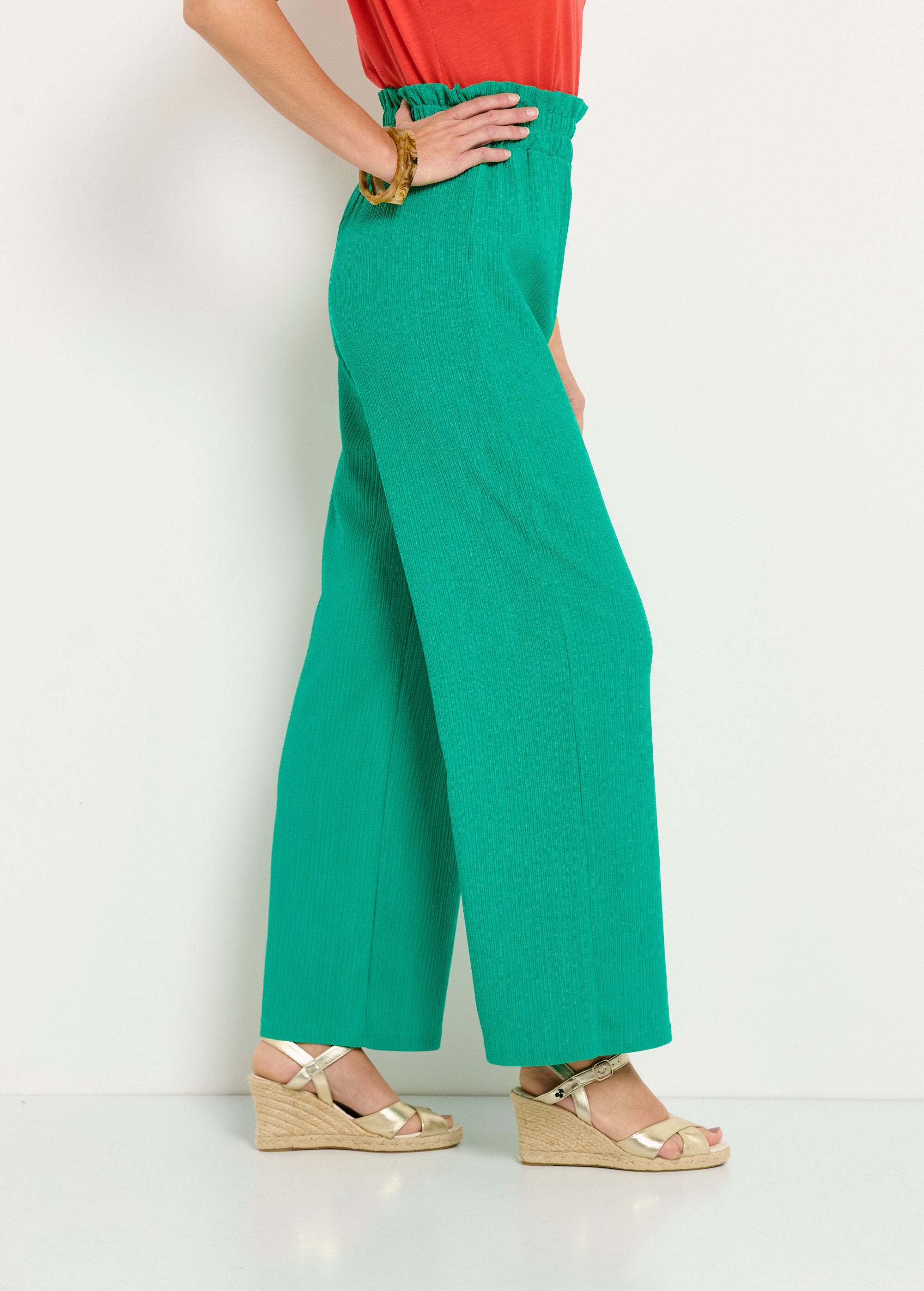 Groene_broek_met_wijde_pijpen_en_elastische_tailleband_in_reliëfbreisel_Vert_DR1_slim