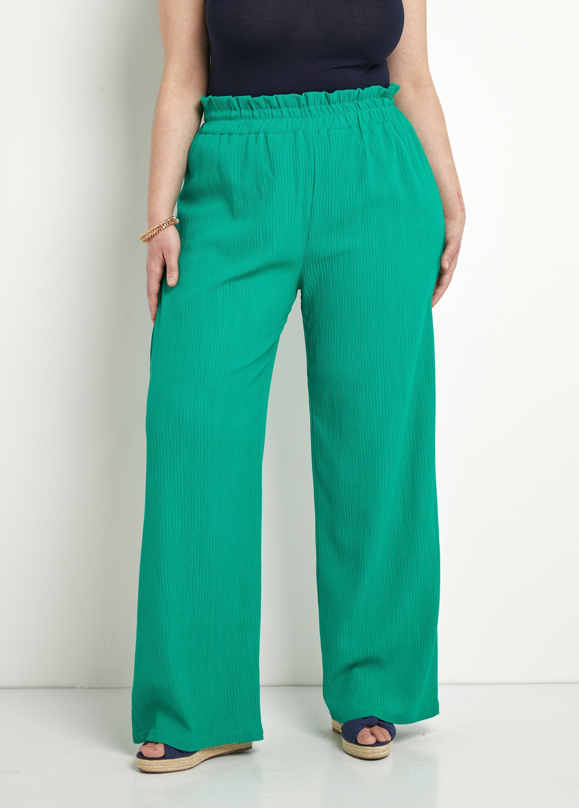 Groene_broek_met_wijde_pijpen_en_elastische_tailleband_in_reliëfbreisel_Vert_FA1_curvy
