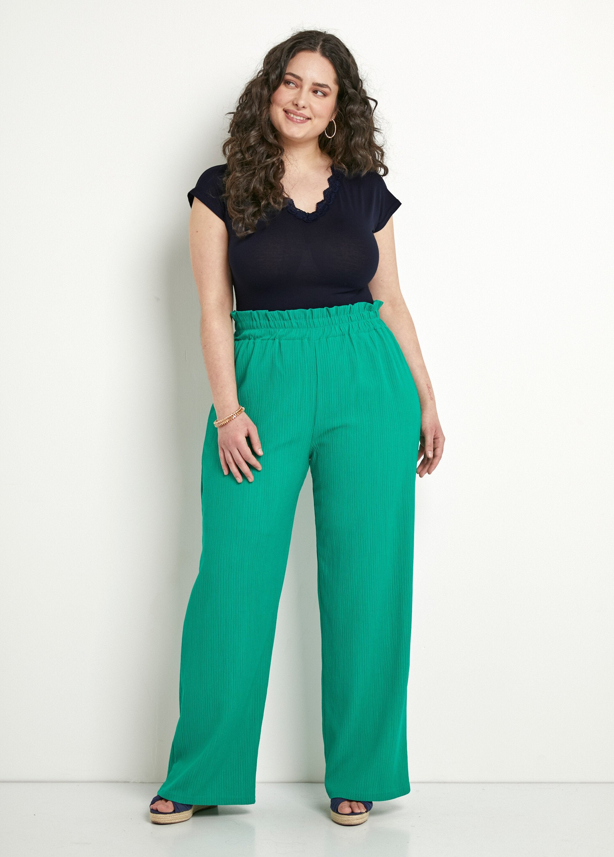 Groene_broek_met_wijde_pijpen_en_elastische_tailleband_in_reliëfbreisel_Vert_SF1_curvy
