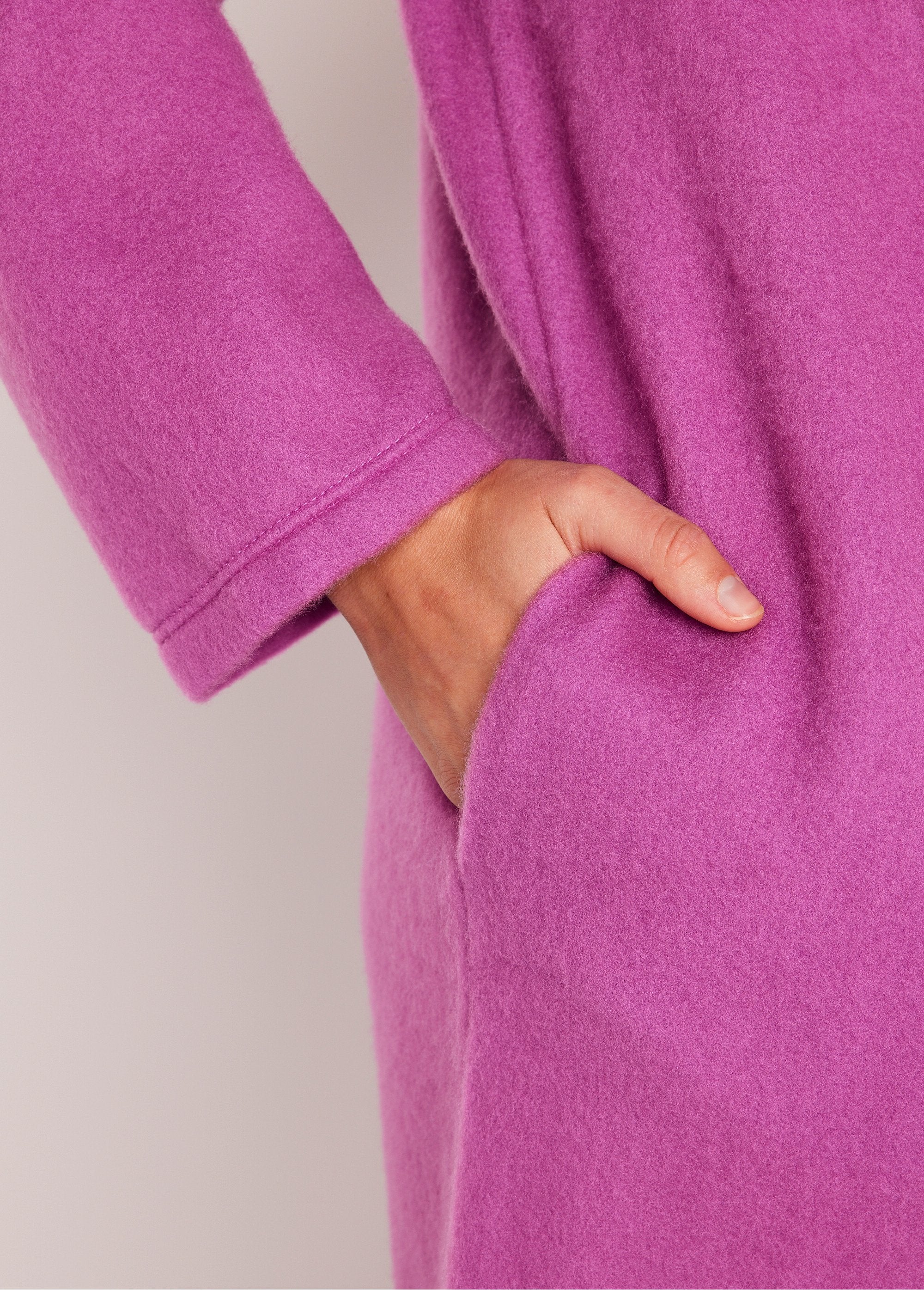 Lange_badjas_van_fleece_met_geborduurde_sjaalkraag_en_knopen_Viool_DE2_curvy