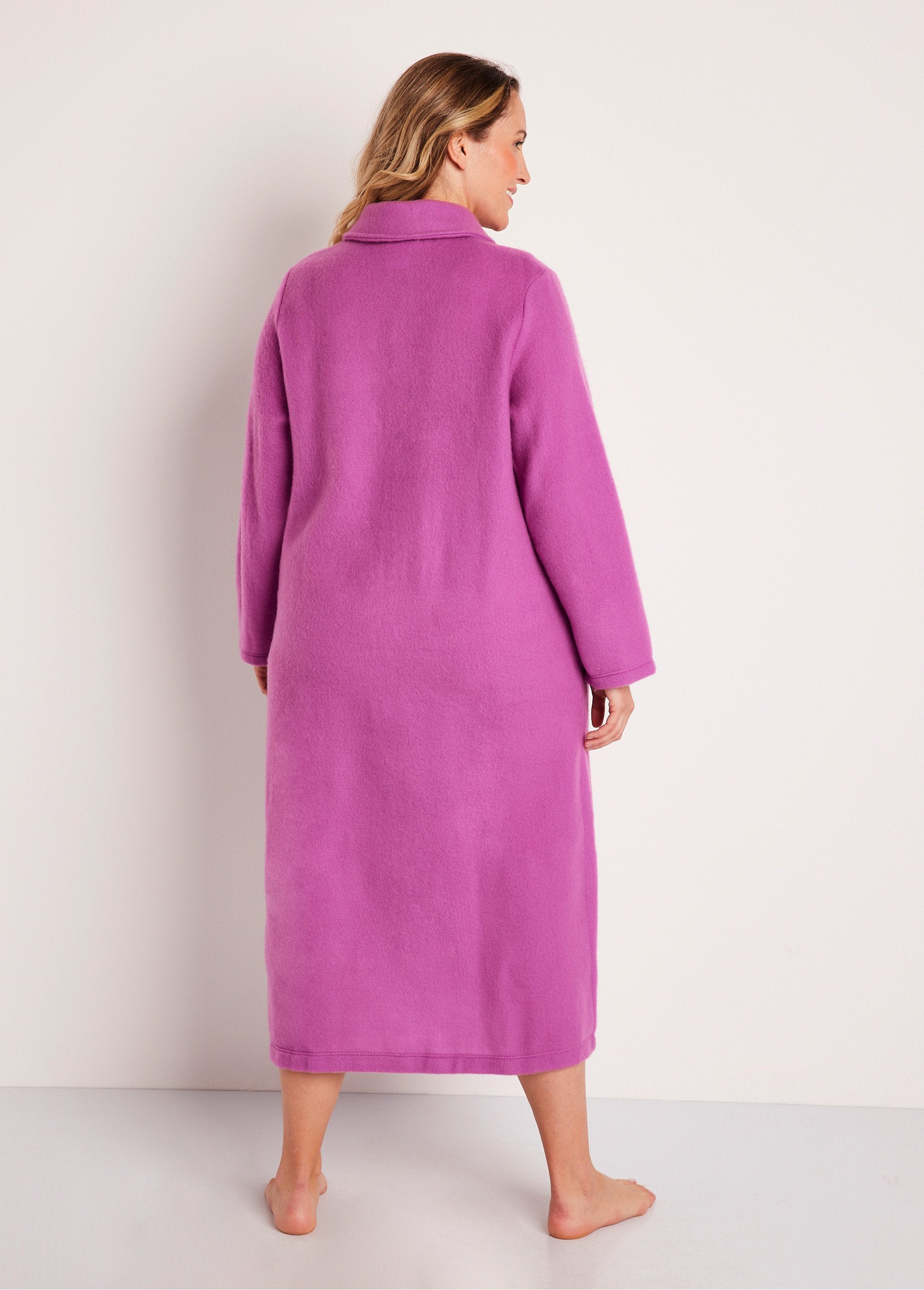 Lange_badjas_van_fleece_met_geborduurde_sjaalkraag_en_knopen_Viool_DO1_curvy