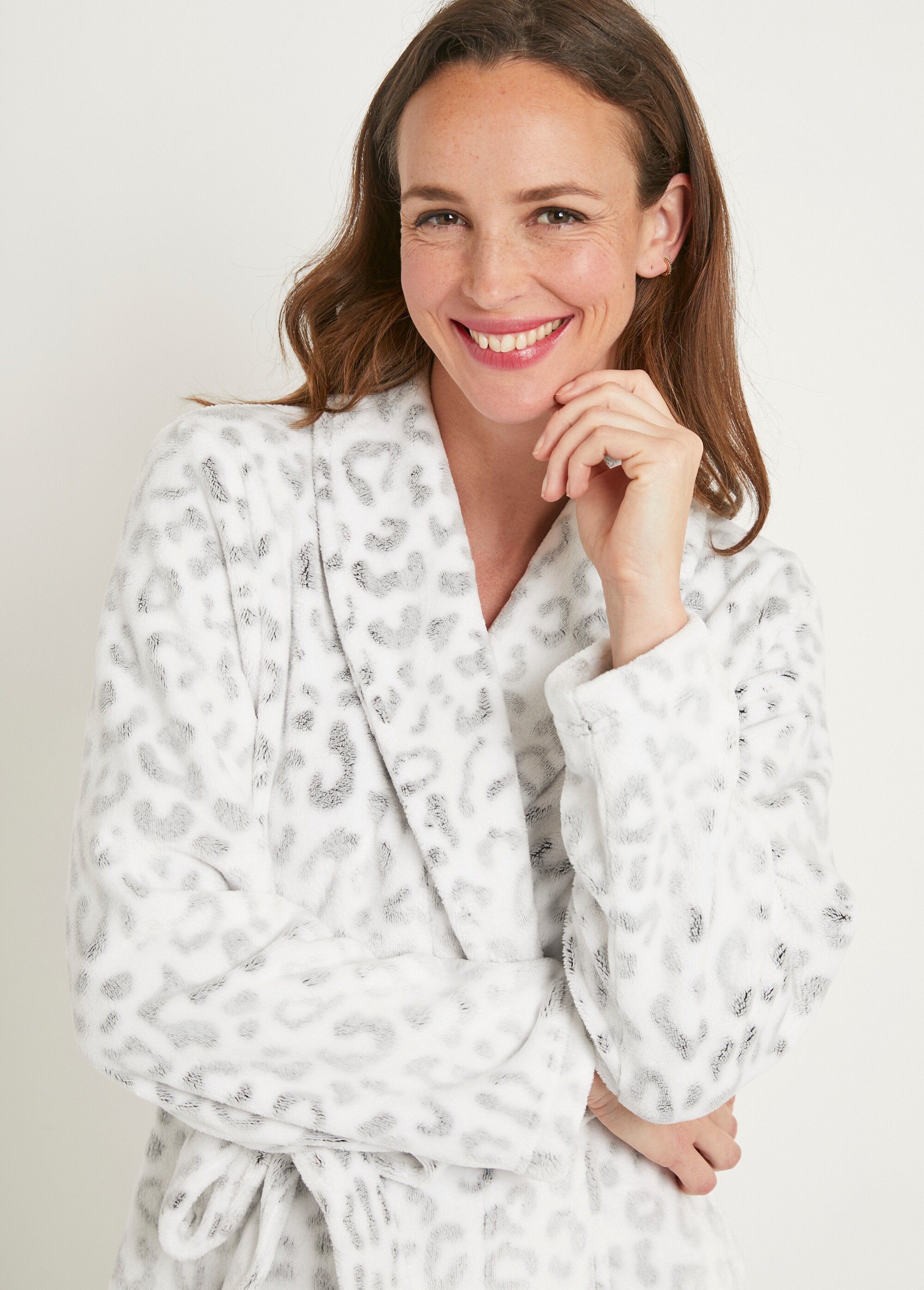 Warme_pluche_badjas_met_dierenhuidprint_Blanc_et_gris_DE1_slim