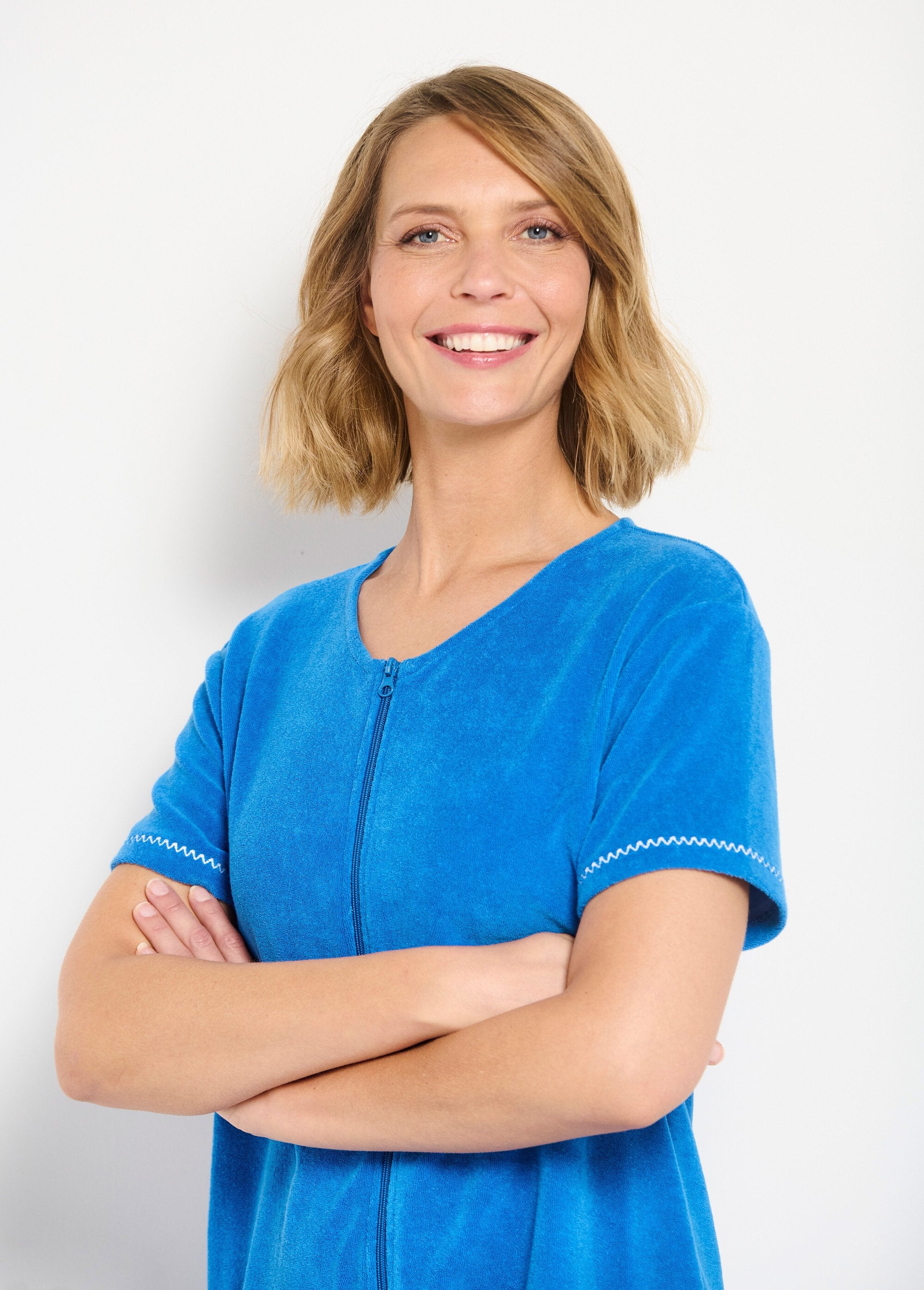 Effen_badjas_van_katoenen_badstof_met_ritssluiting_Bleu_DE2_slim