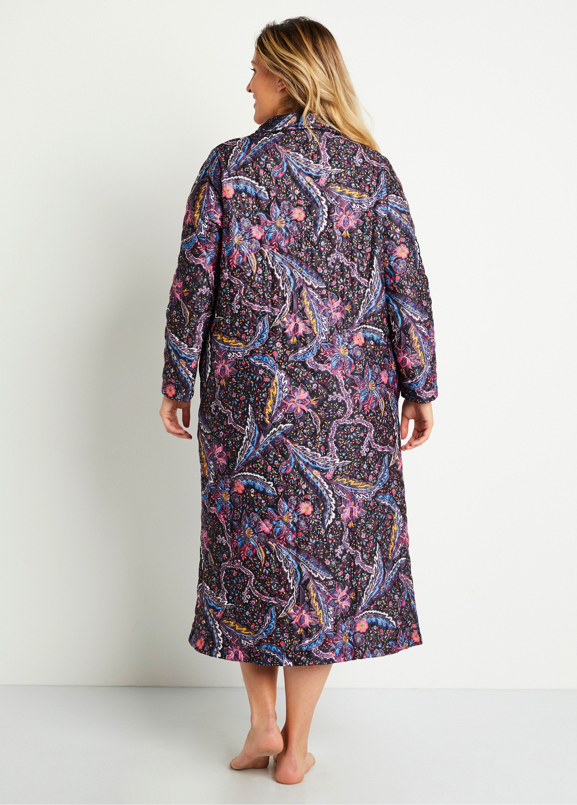 Bedrukte_gewatteerde_badjas_met_knopen_Zwarte_achtergrond_DO1_curvy