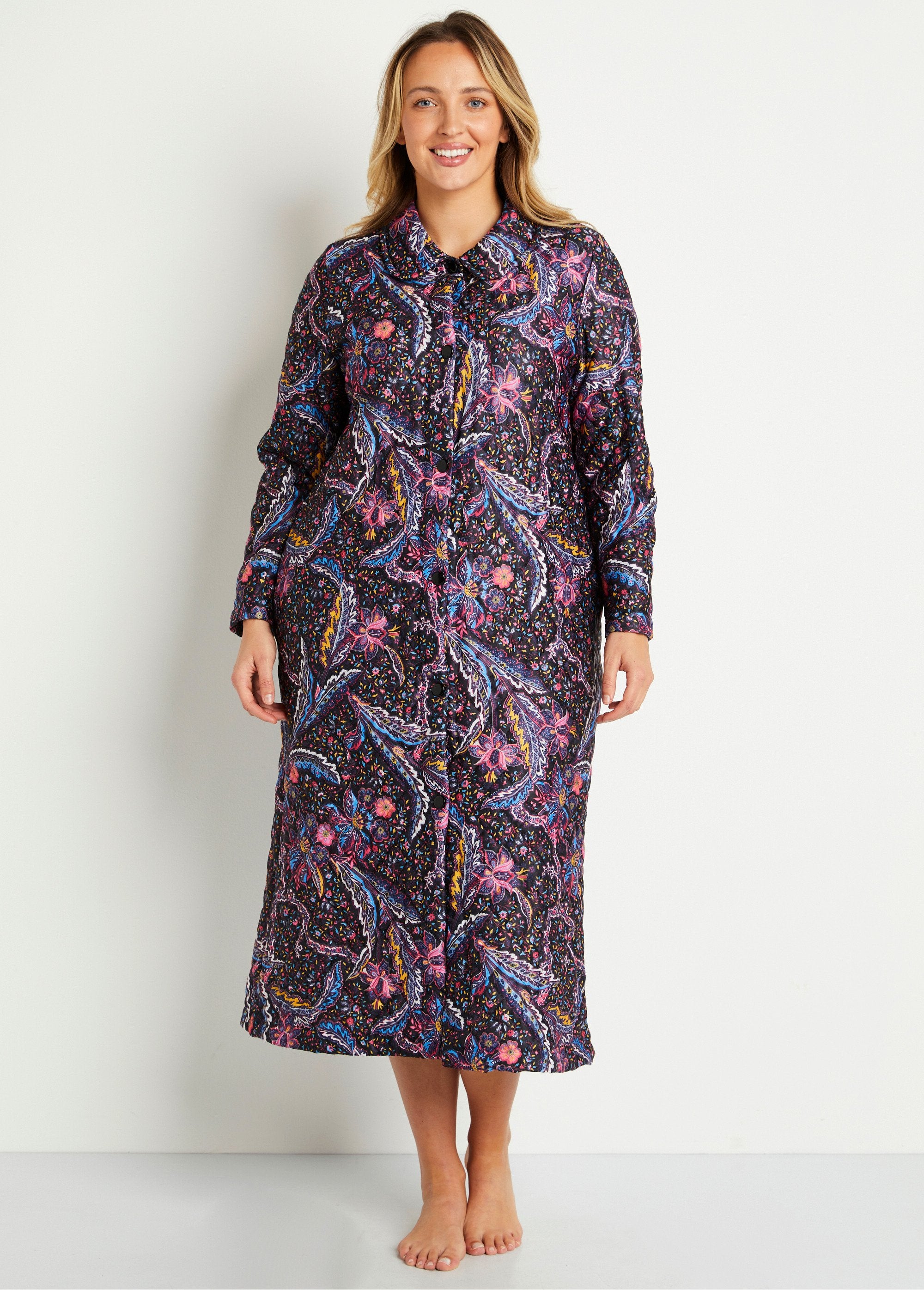 Bedrukte_gewatteerde_badjas_met_knopen_Zwarte_achtergrond_FA1_curvy