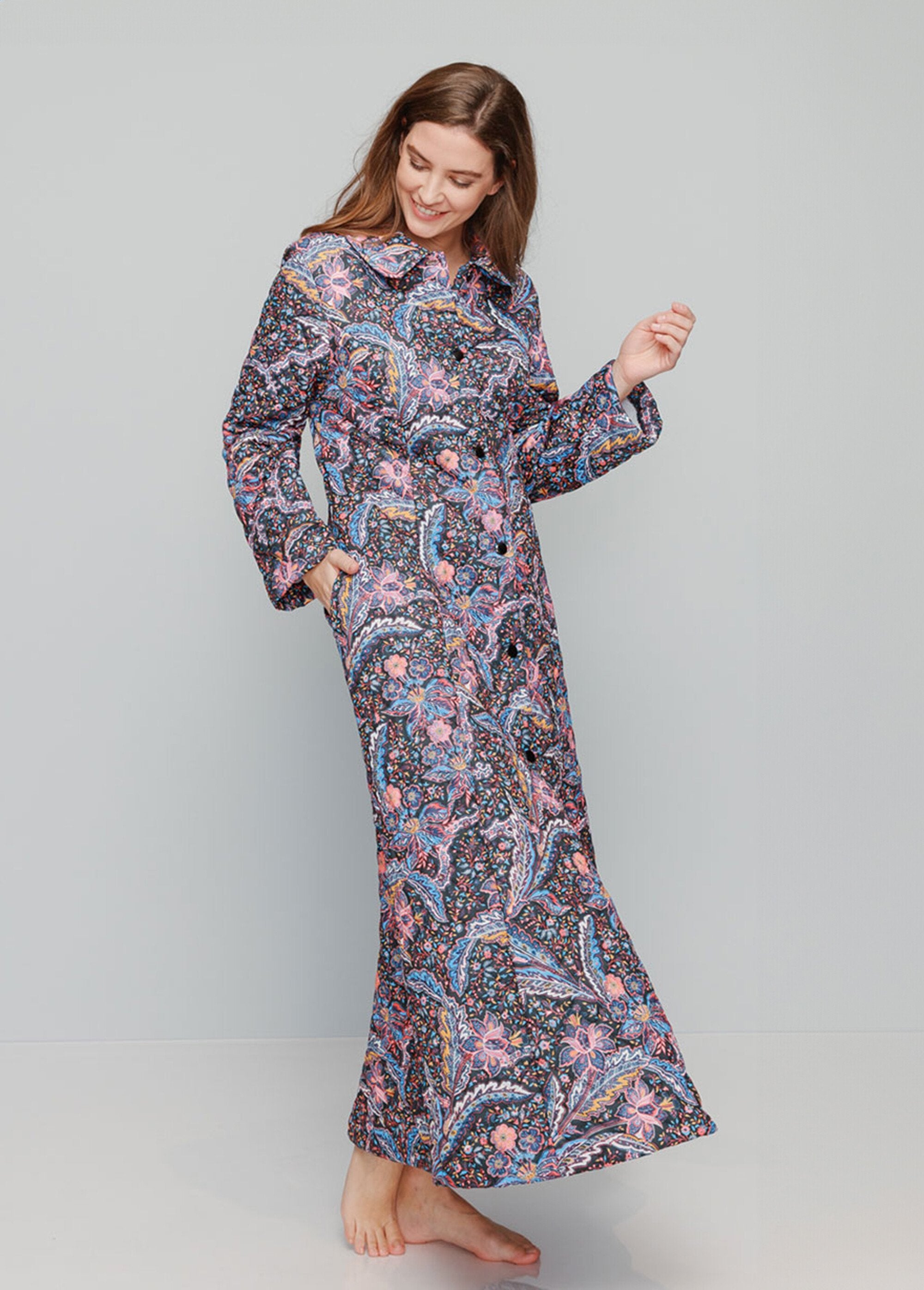 Bedrukte_gewatteerde_badjas_met_knopen_Zwarte_achtergrond_FA1_slim