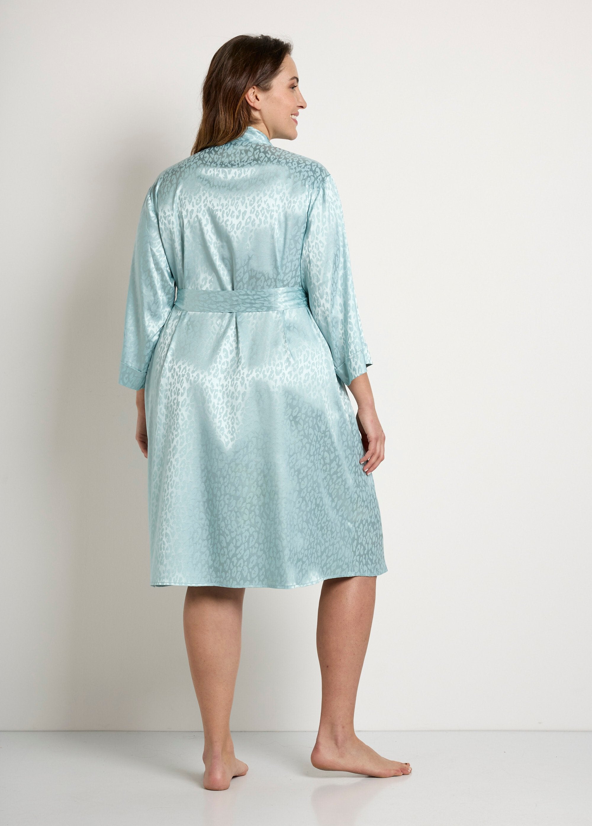 Luipaardprint_halflange_satijnen_kimono_badjas_Menthe_DO1_curvy
