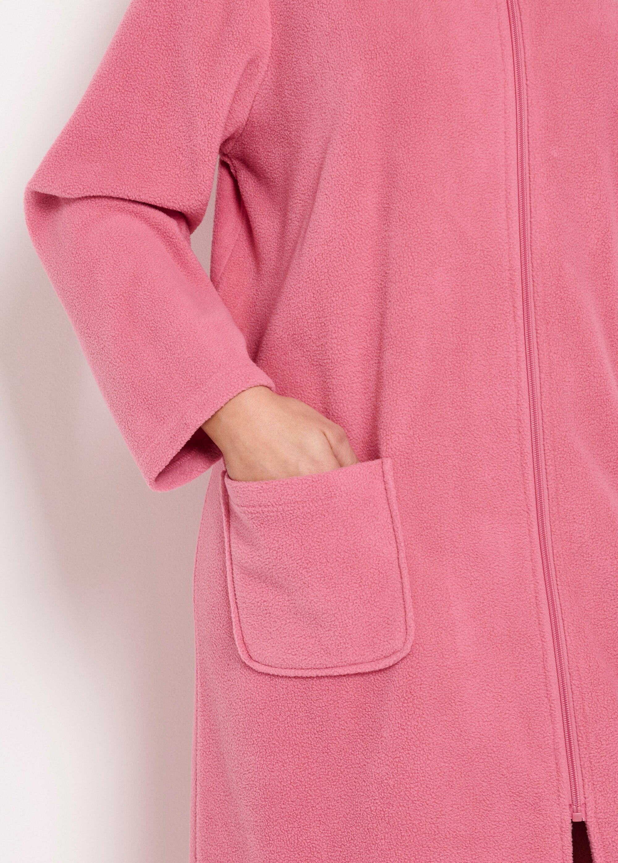 Warme_fleece_badjas_met_geborduurde_ritssluiting_Vieux_rose_DE2_slim