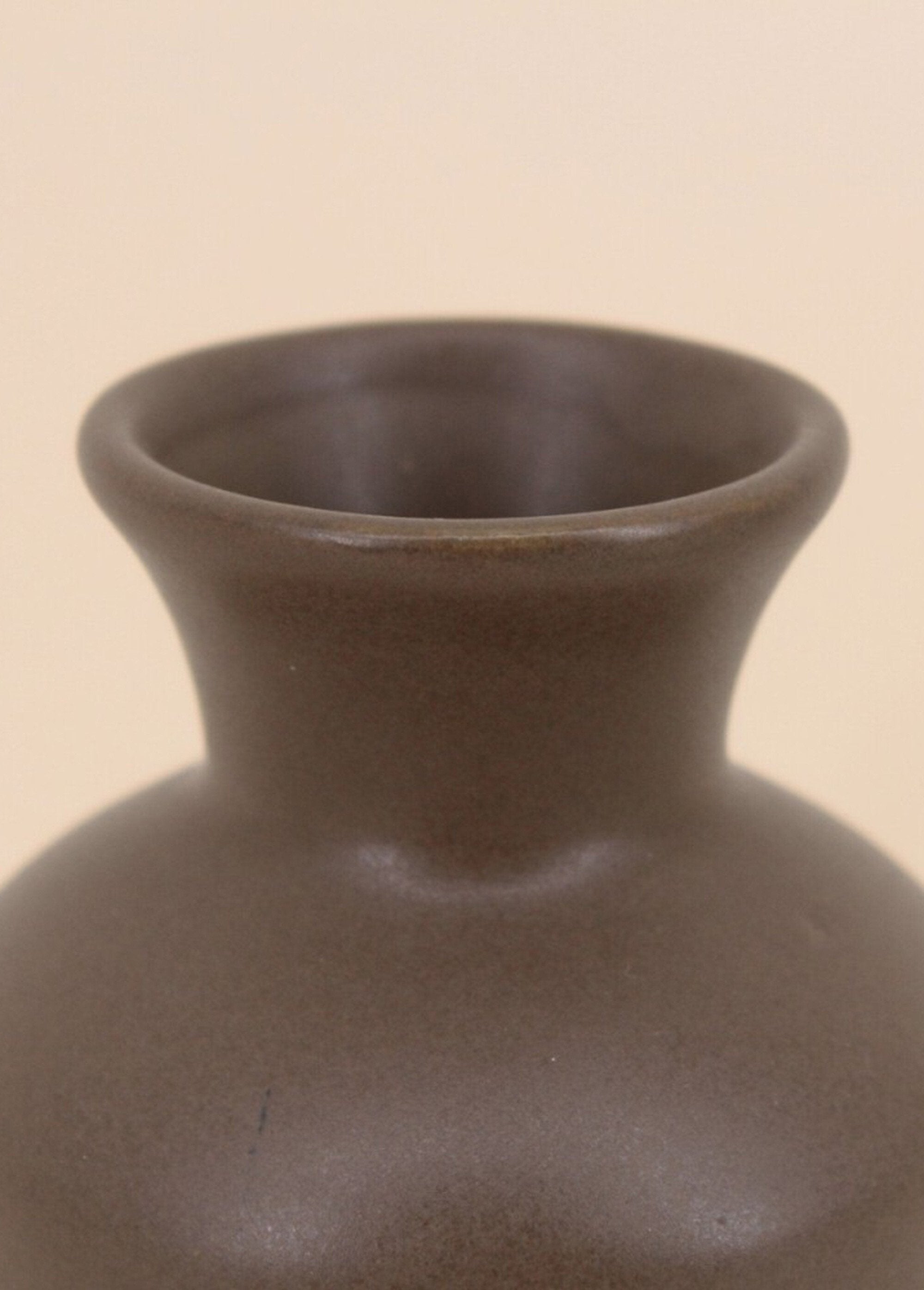 Petit_vase_céramique_design_épuré,_foncé_Marron_DE1_slim