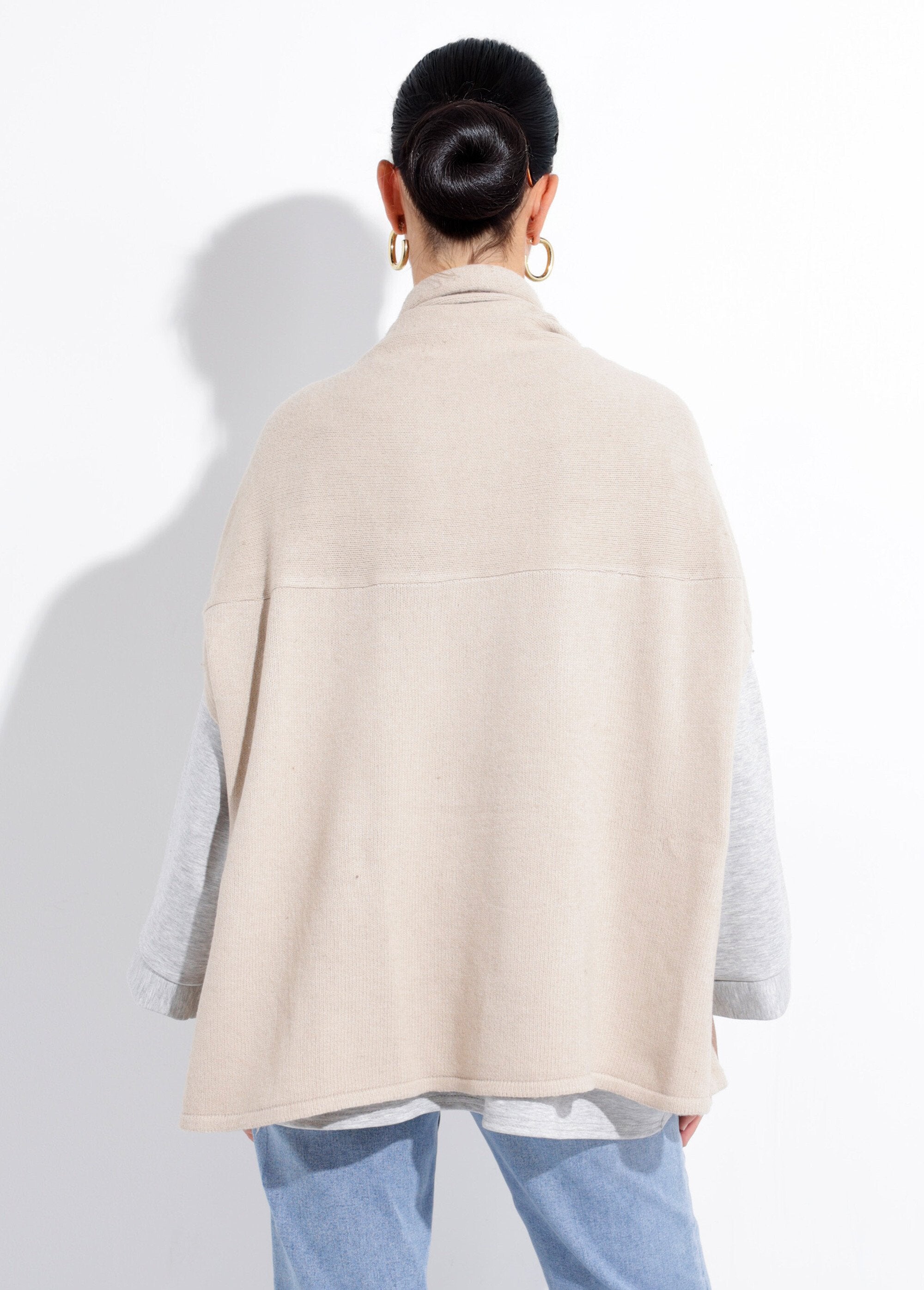 Warme_gebreide_cape_poncho_met_wol_Beige_DO1_slim