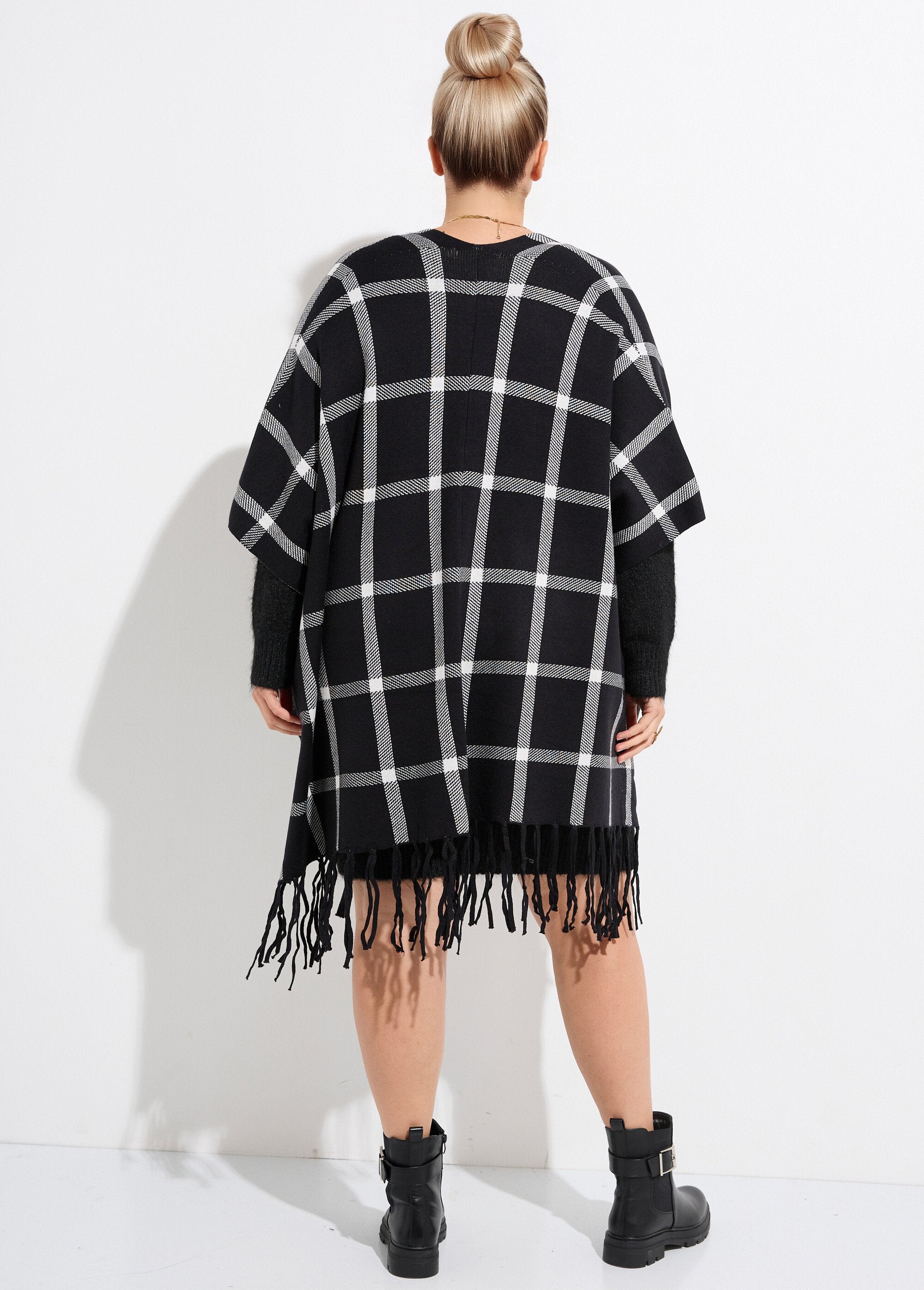 Gebreide_cape_poncho,_ruitjespatroon_Carreaux_noir_DO1_curvy