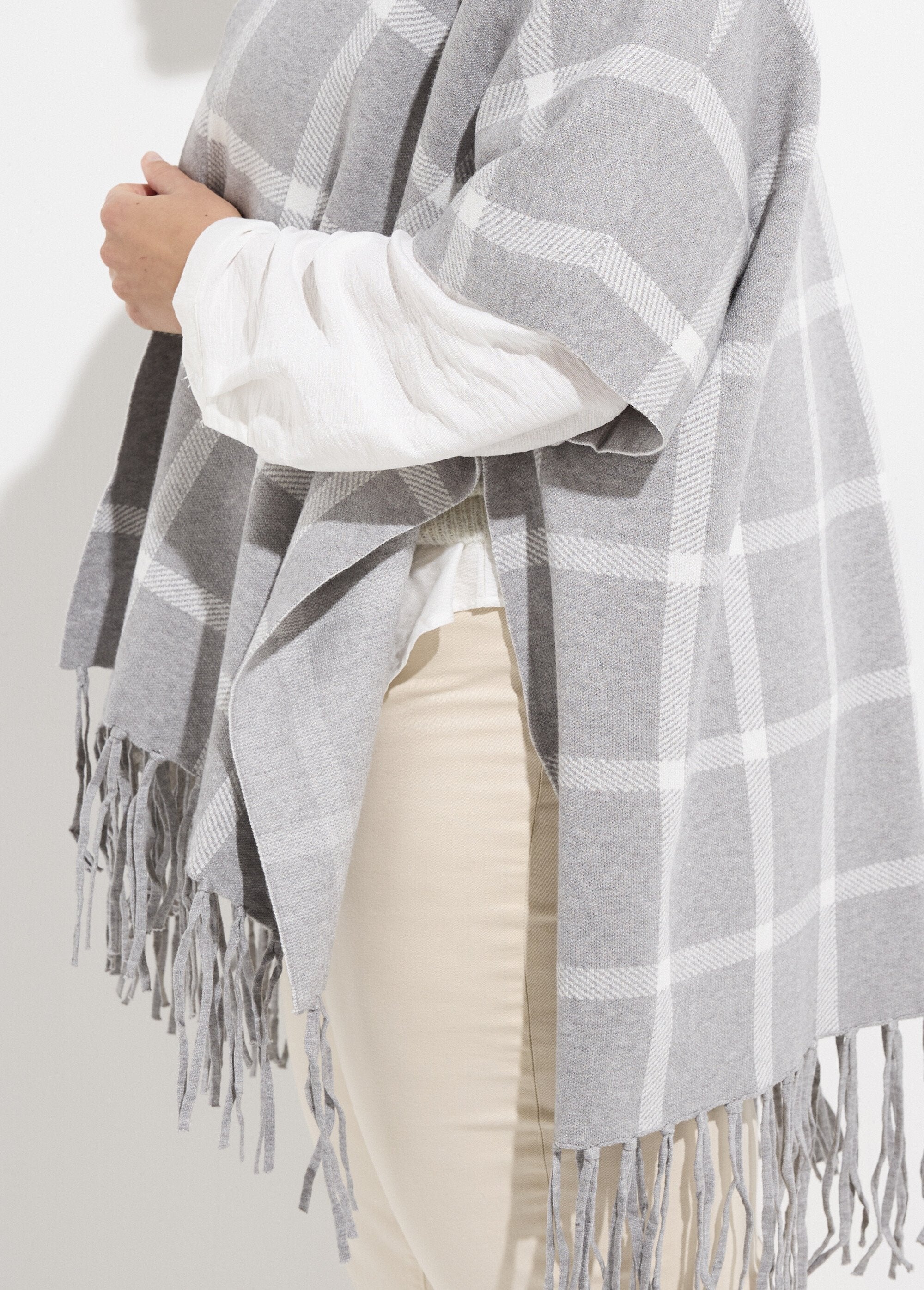 Gebreide_cape_poncho,_ruitjespatroon_Carreaux_gris_DE1_curvy