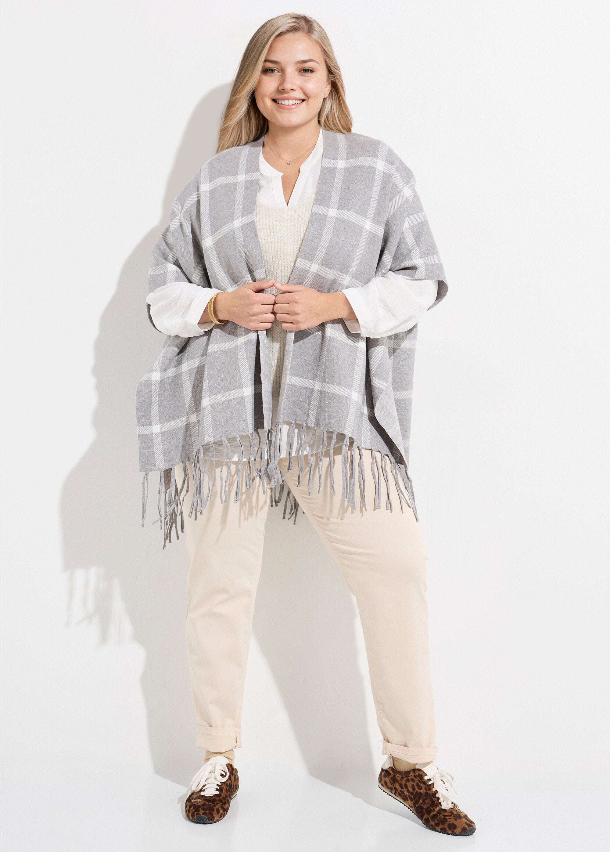 Gebreide_cape_poncho,_ruitjespatroon_Carreaux_gris_SF1_curvy