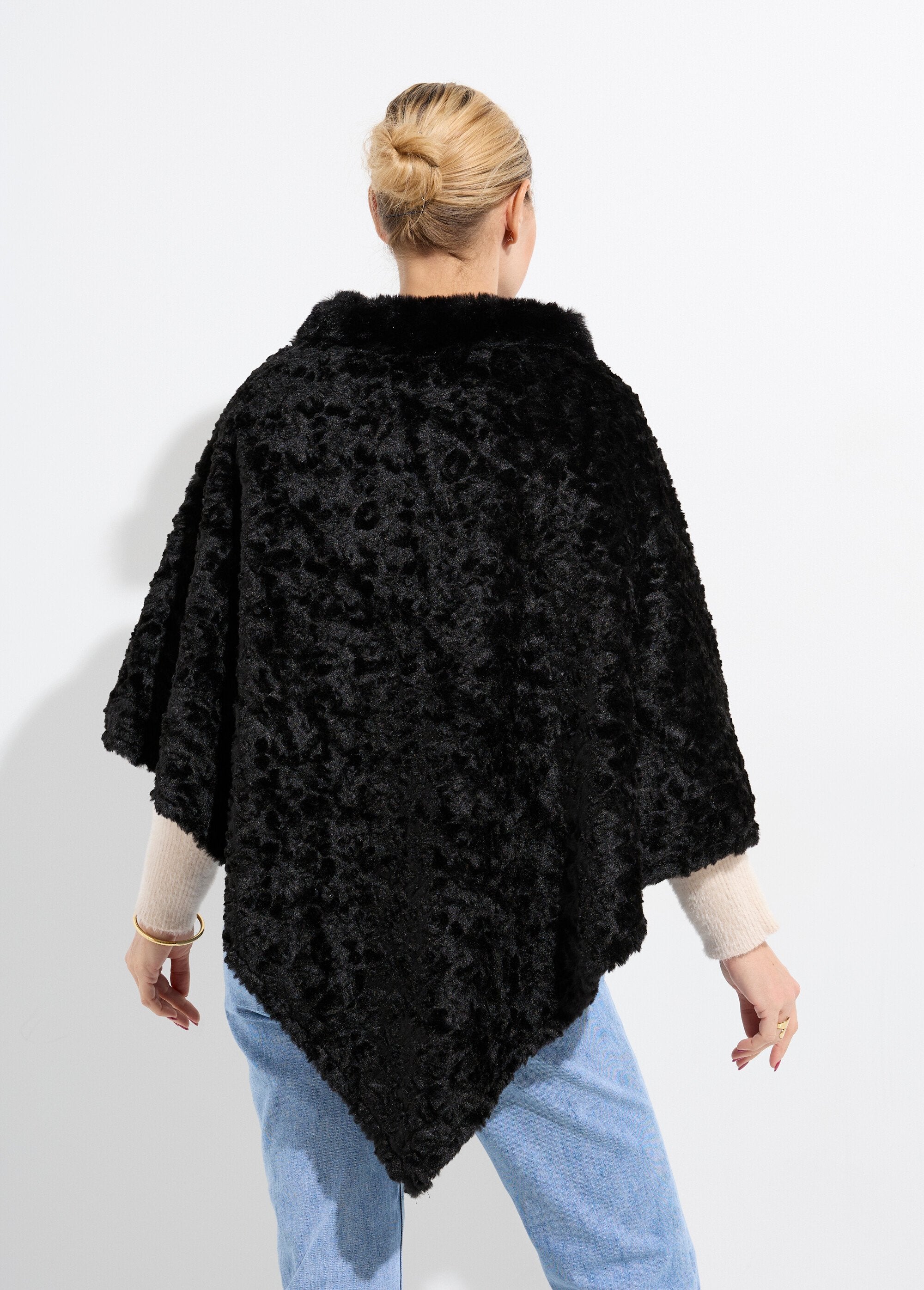 Fleece_poncho_in_sherpa-stijl_met_opstaande_kraag_Noir_DO1_slim