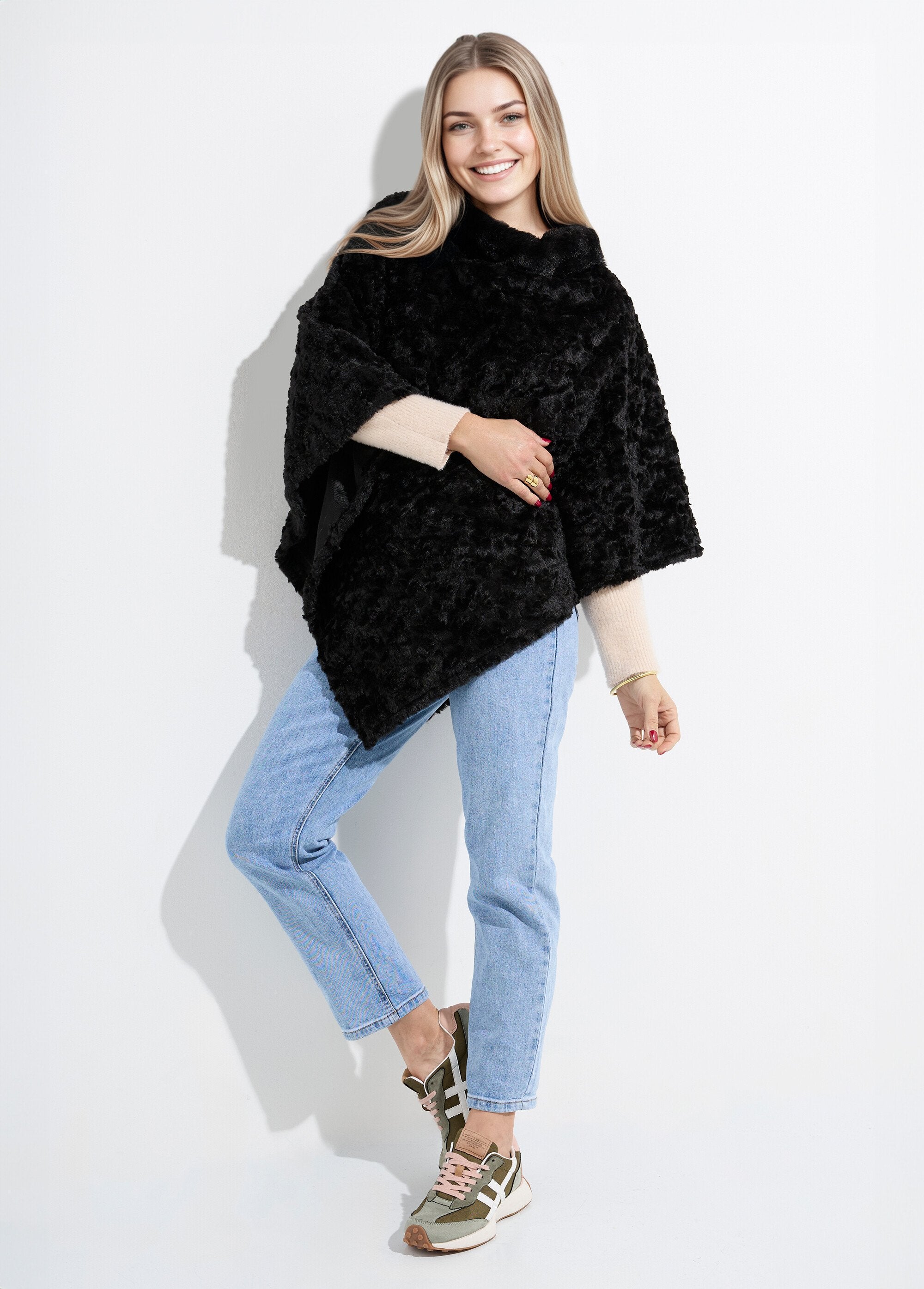 Fleece_poncho_in_sherpa-stijl_met_opstaande_kraag_Noir_SF1_slim