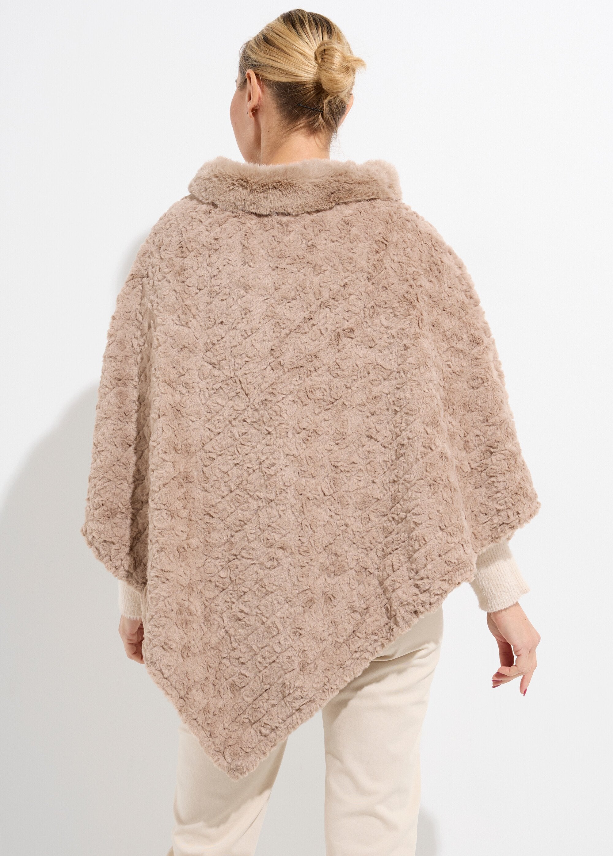 Fleece_poncho_in_sherpa-stijl_met_opstaande_kraag_Taupe_DO1_slim