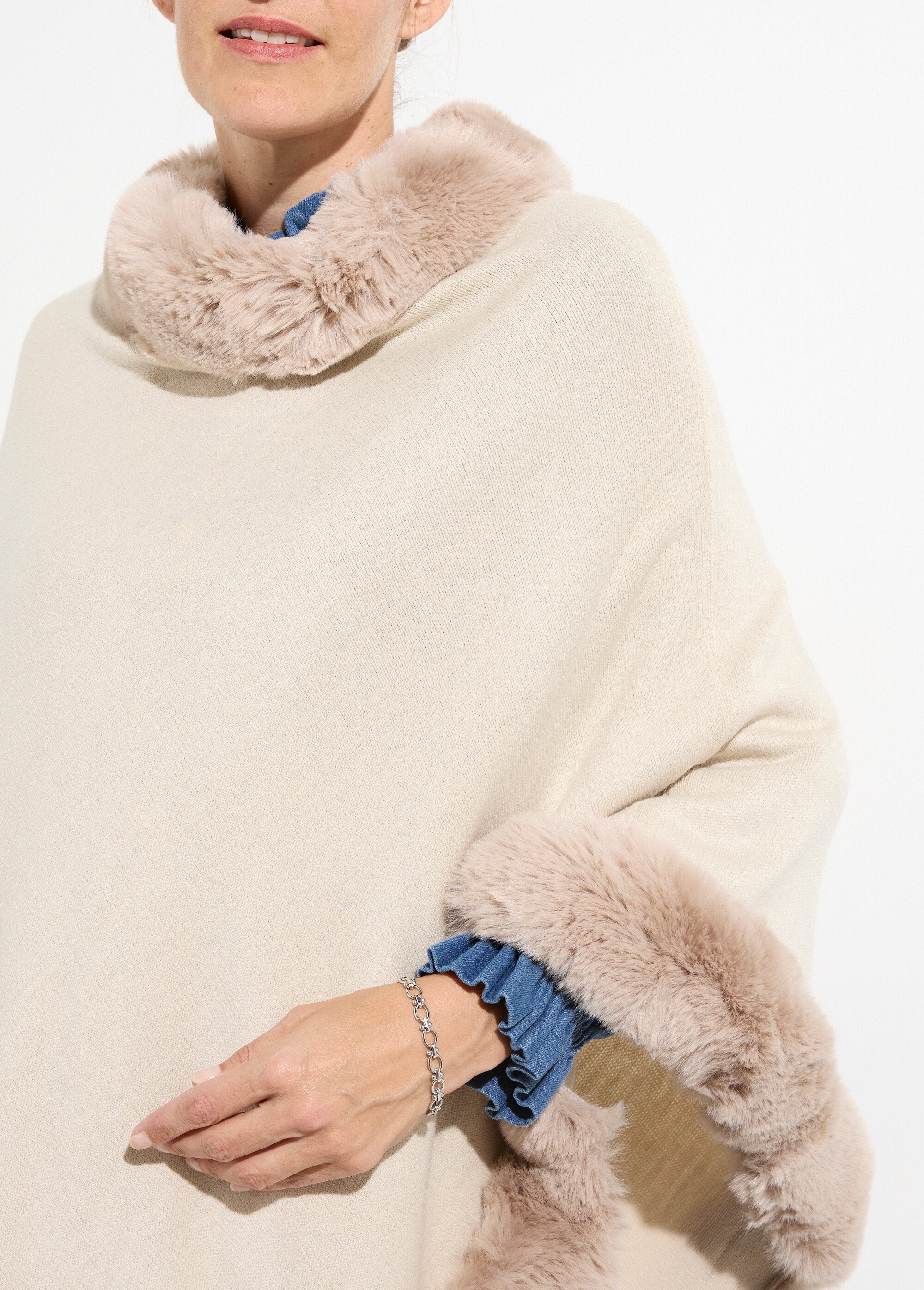 Trui_cape,_ton_sur_ton_bontrand_Ecru_DE1_slim