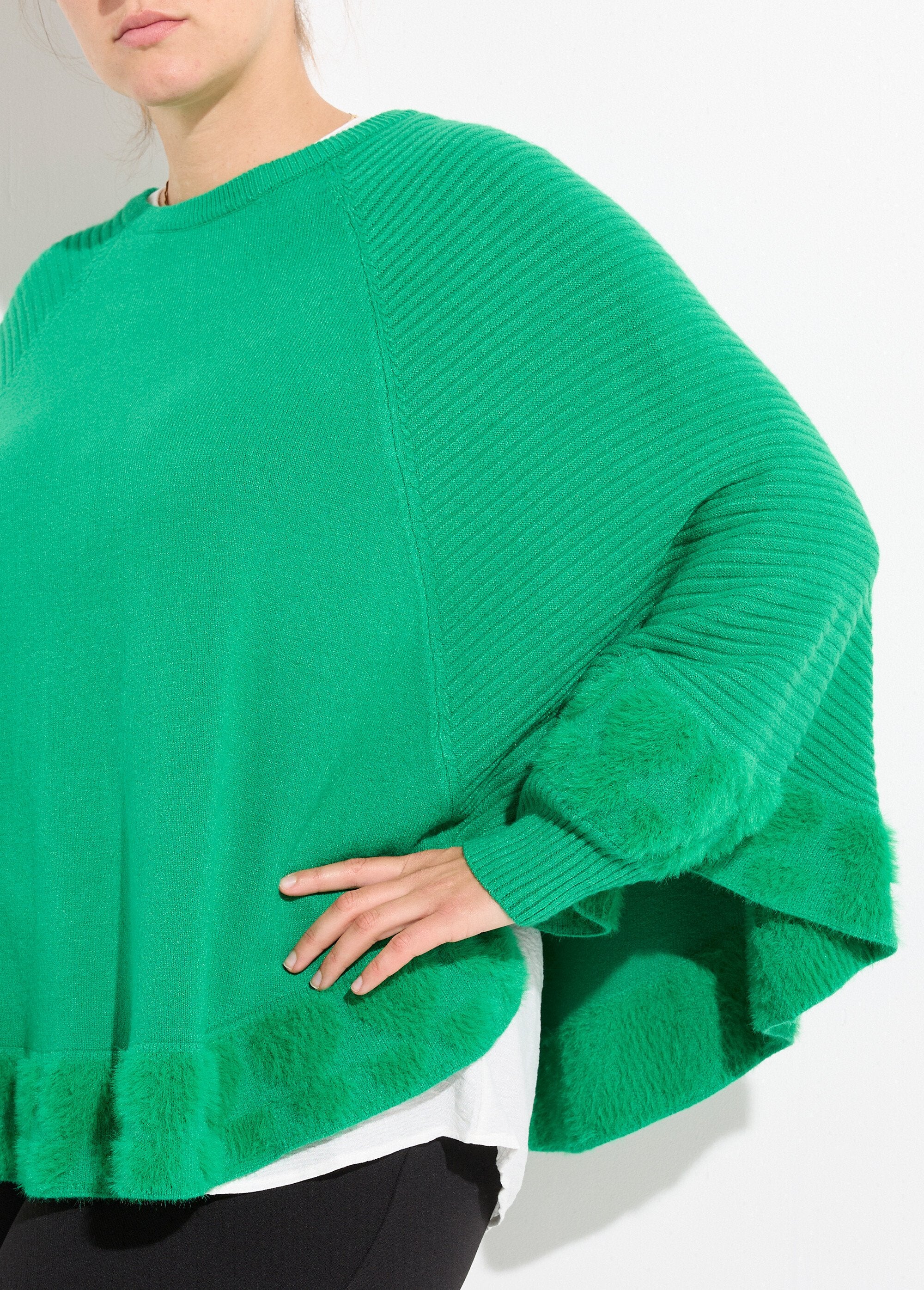 Gebreide_cape_poncho_met_hartjes_en_ronde_kraag_Vert_vif_DE1_curvy