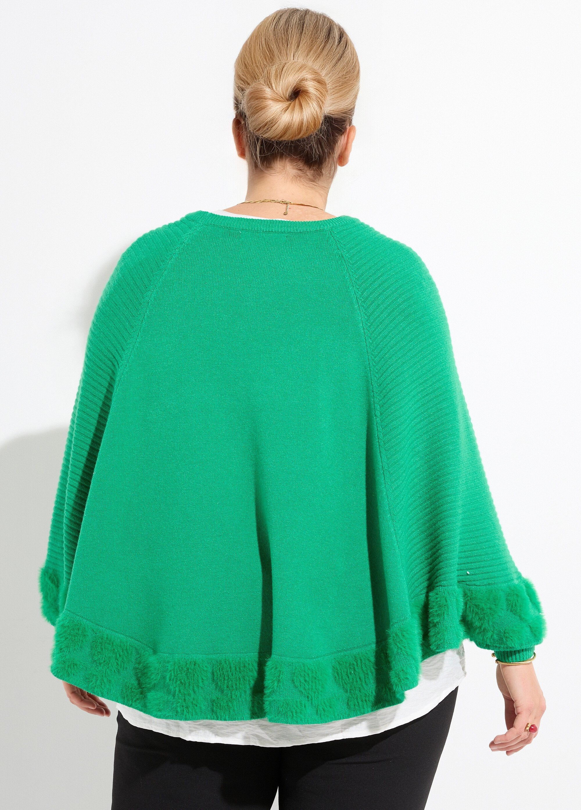 Gebreide_cape_poncho_met_hartjes_en_ronde_kraag_Vert_vif_DO1_curvy