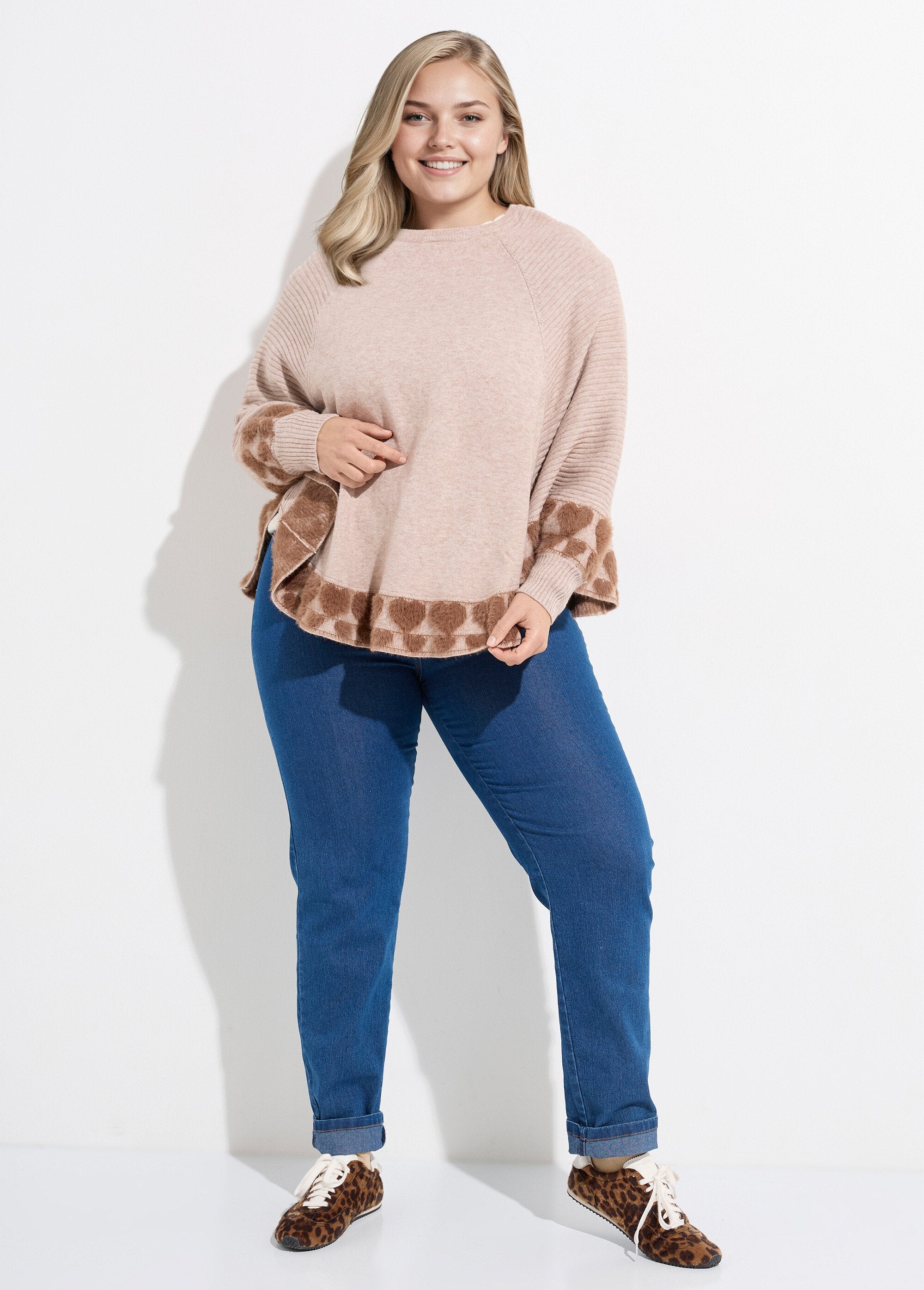 Gebreide_cape_poncho_met_hartjes_en_ronde_kraag_Taupe_SF1_curvy