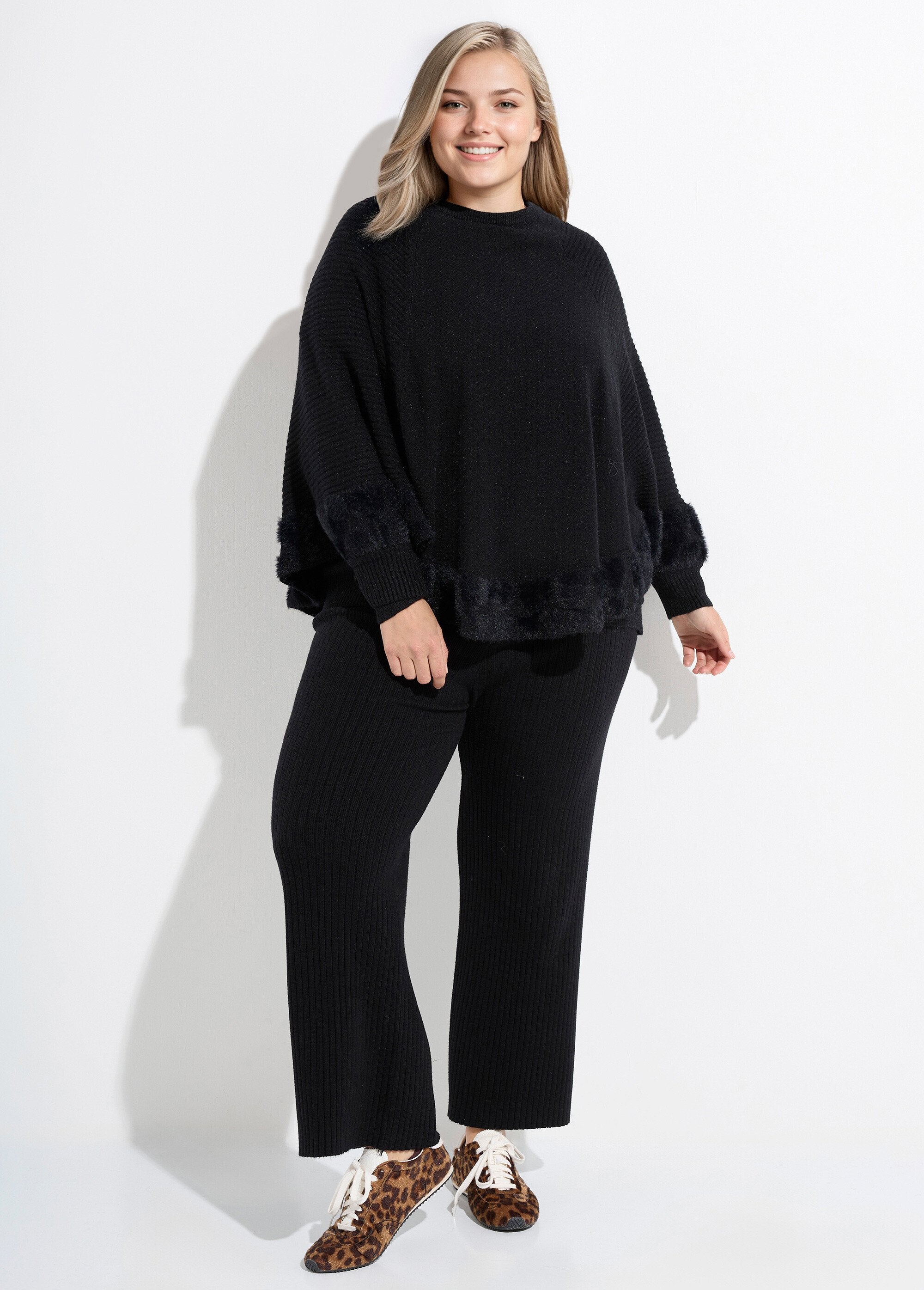 Gebreide_cape_poncho_met_hartjes_en_ronde_kraag_Noir_SF1_curvy