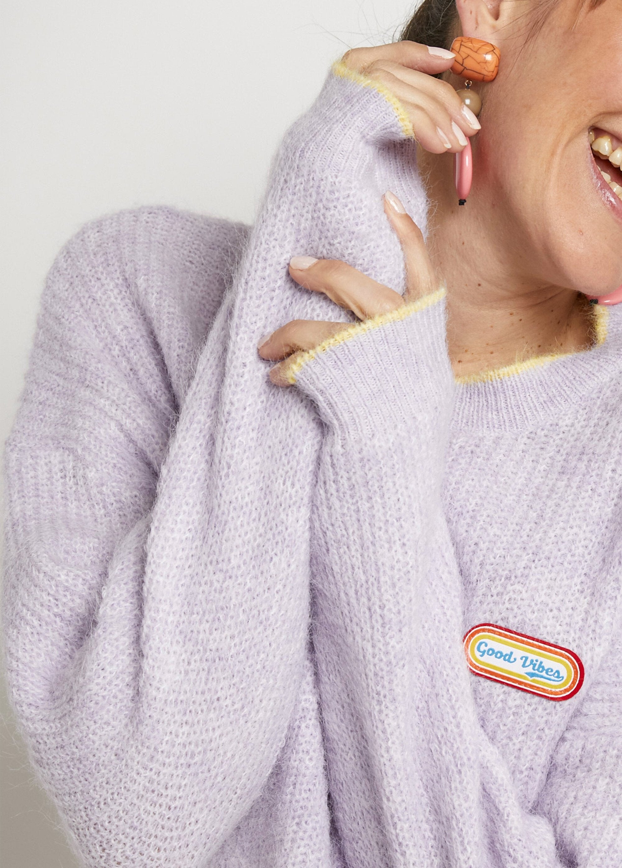Warme_trui_met_wollen_boodschap_patch_Violet_clair_DE1_slim