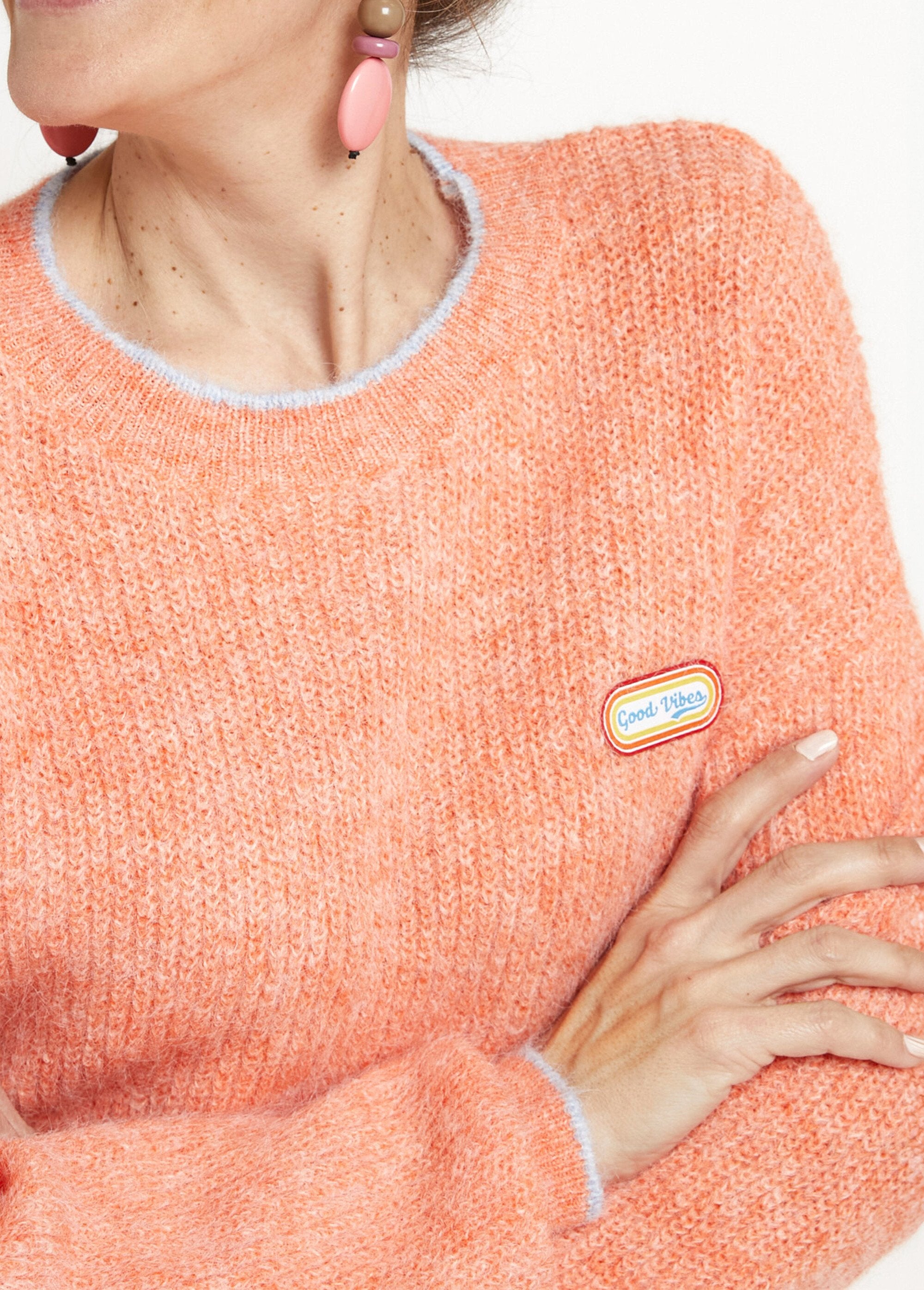 Warme_trui_met_wollen_boodschap_patch_Orange_DE1_slim