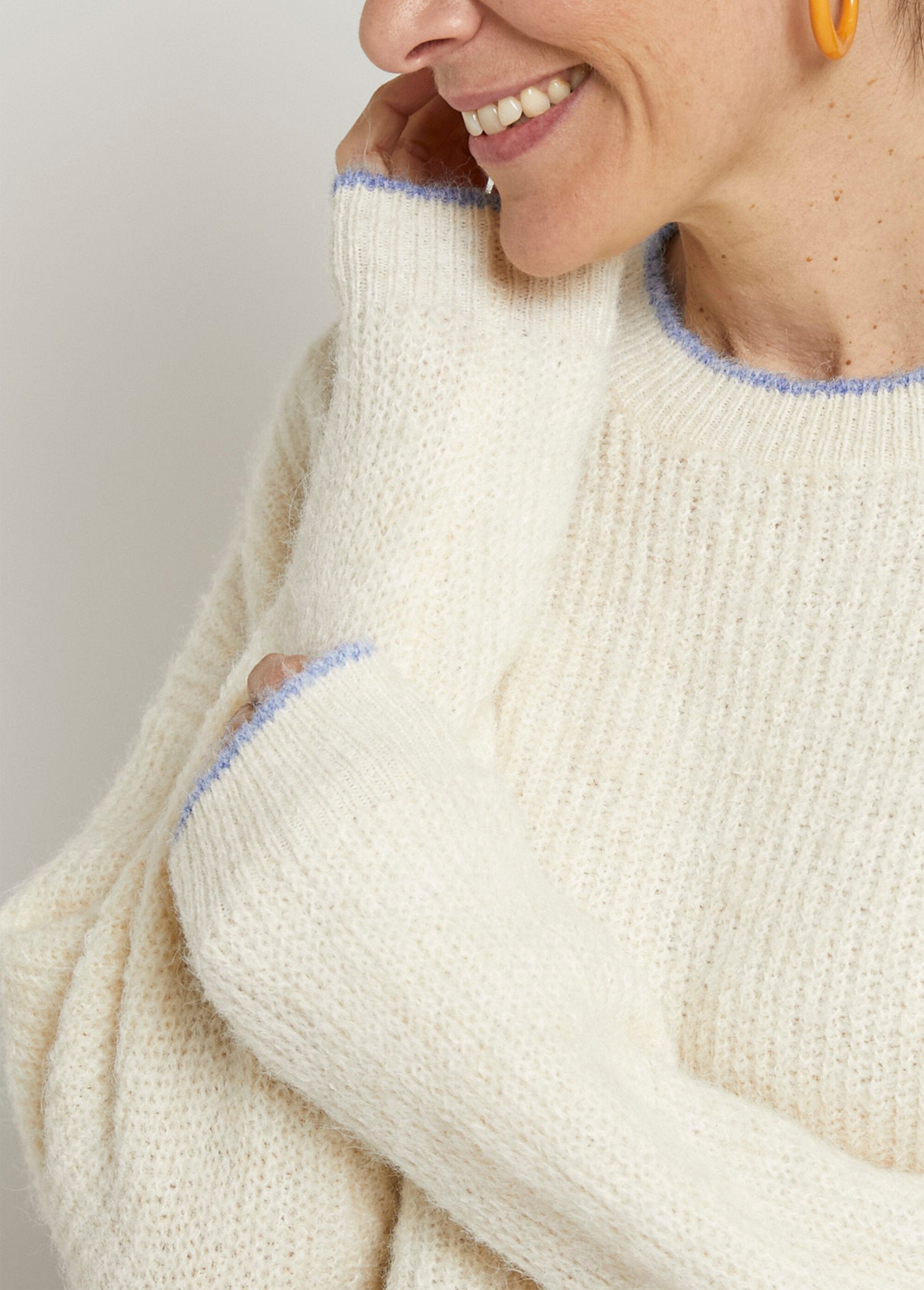 Warme_trui_met_wollen_boodschap_patch_Ecru_DE1_slim